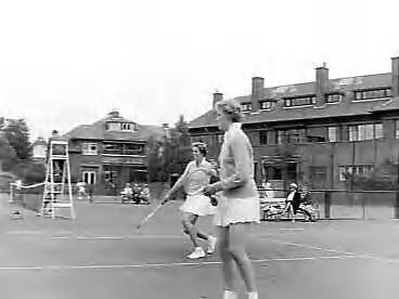 Fotocollectie Anefo — Nederlandse tenniskampioenschappen op de METS-banen te Scheveningen. Fredy Marinkelle en Joyce Marinkelle — Foto: Bilsen, Joop van / Anefo. Licentie: Set B: Rechtenvrij / Publiek Domein. Bron: Nationaal Archief. http://hdl.handle.net/10648/a9674c9a-d0b4-102d-bcf8-003048976d84