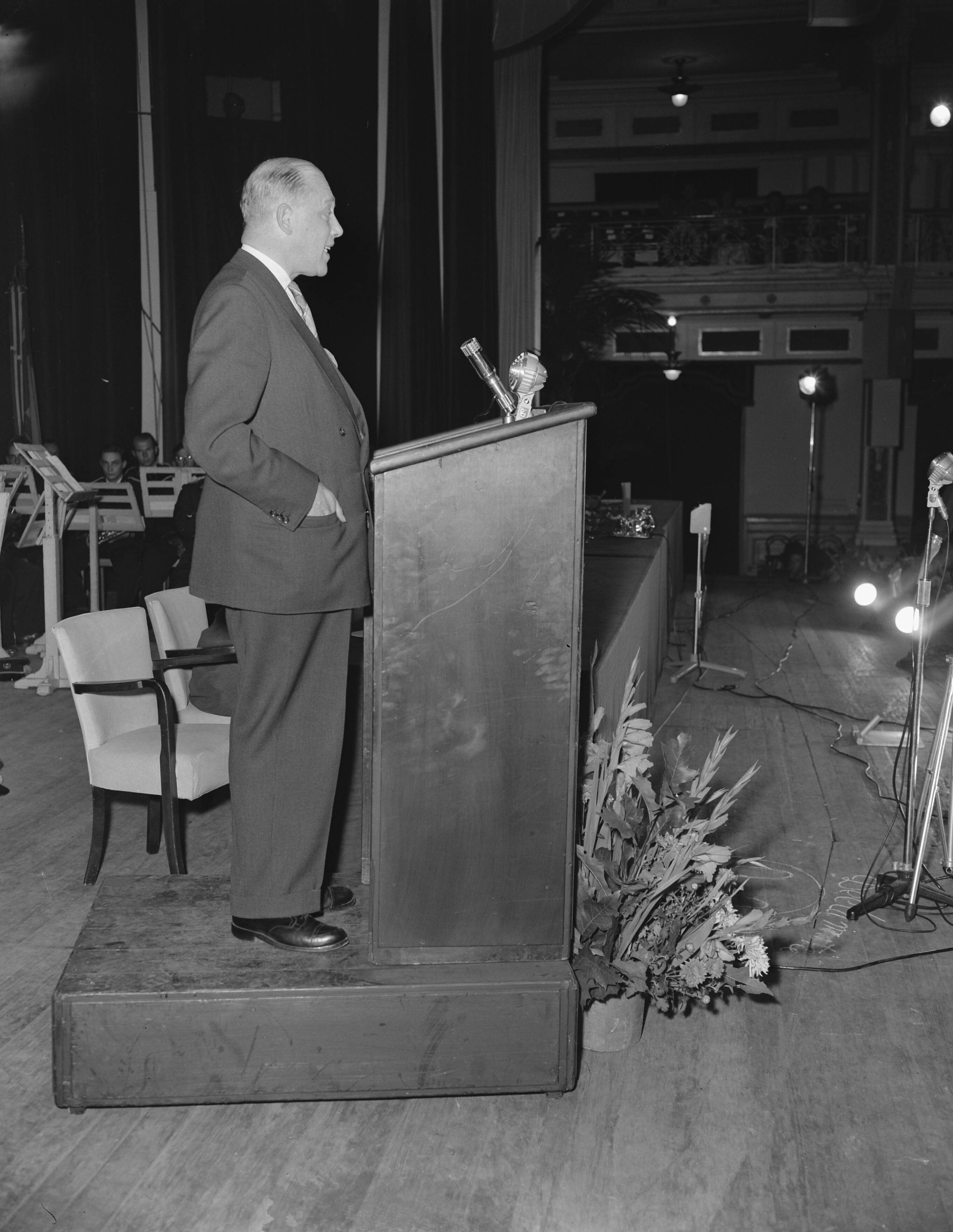 Fotocollectie Anefo — VVD-dag te Scheveningen. Toespraak van organisator D.W. Dettmeijer — Foto: Pot, Harry / Anefo. Licentie: Set B: Rechtenvrij / Publiek Domein. Bron: Nationaal Archief. http://hdl.handle.net/10648/a93b1d78-d0b4-102d-bcf8-003048976d84