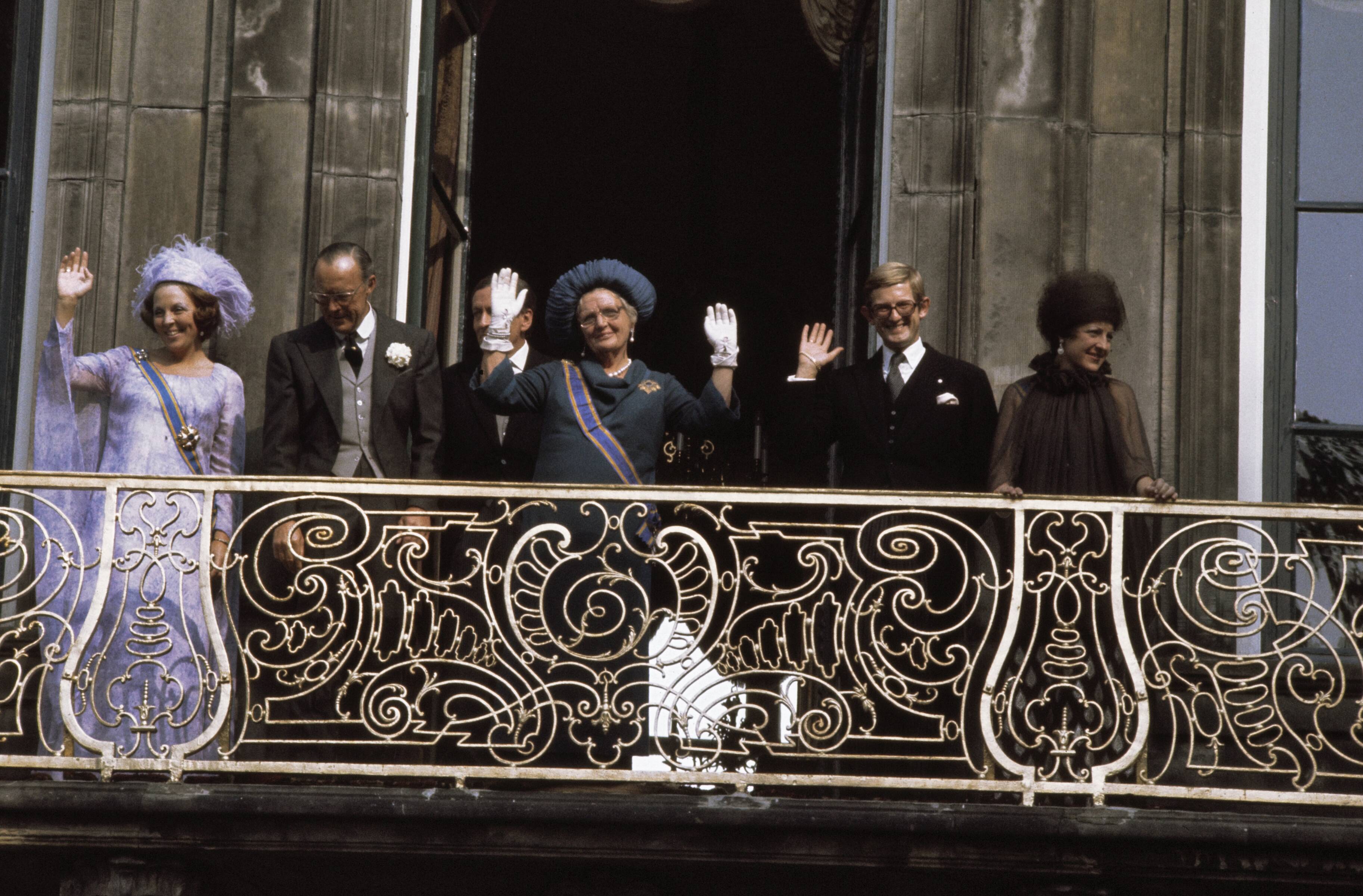 Prinsjesdag 1976 — Prinsjesdag 1976; Koninklijke Familie op balkon Paleis Lange Voorhout in Den Haag — Foto: Verhoeff, Bert / Anefo. Licentie: Set B: Rechtenvrij / Publiek Domein. Bron: Nationaal Archief. http://hdl.handle.net/10648/ad944048-d0b4-102d-bcf8-003048976d84