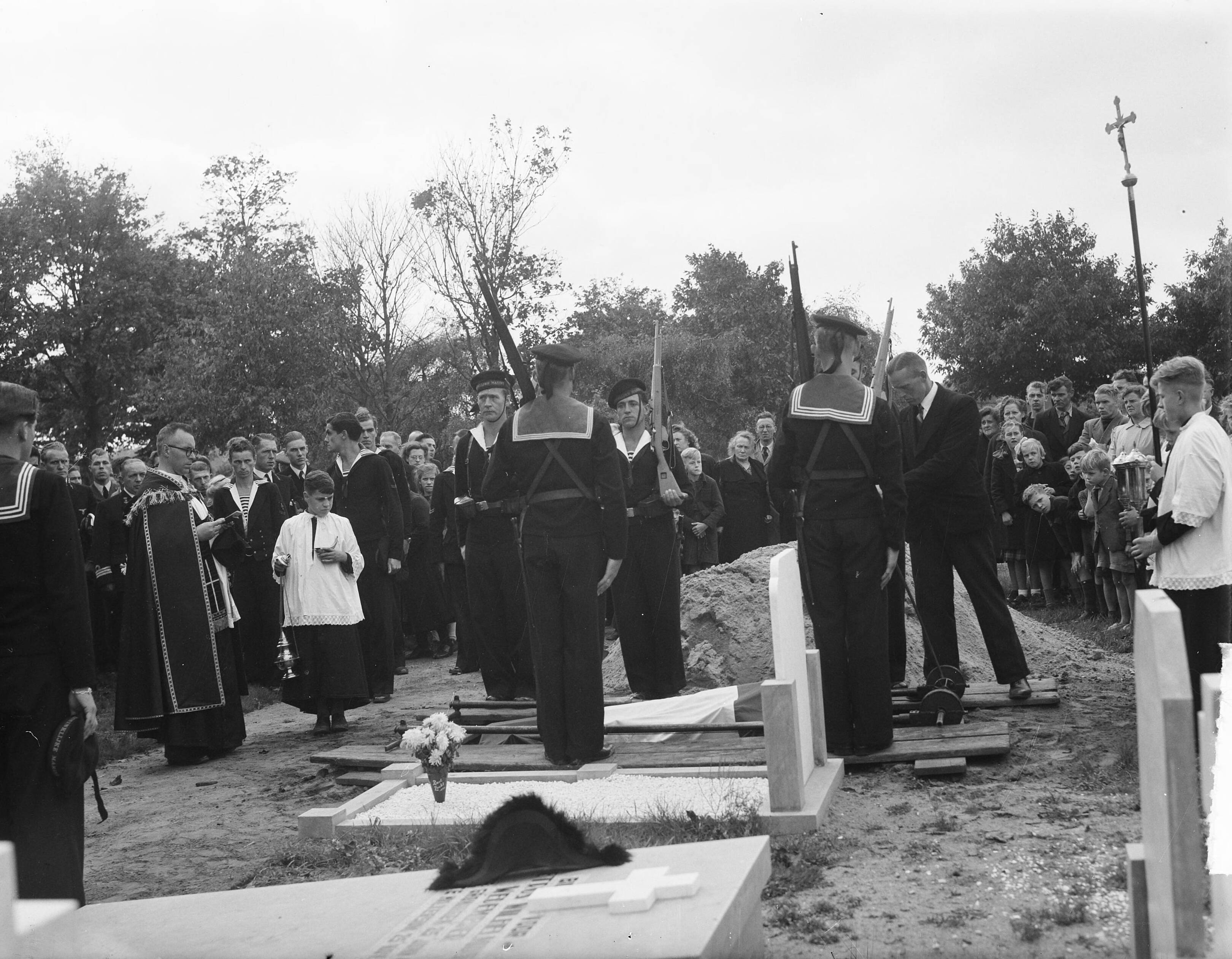 Begrafenis van leerling-vlieger Nicolai te Hilversum — Foto: Steenkamp, […] / Anefo. — Licentie: Set B: Rechtenvrij / Publiek Domein. Bron: Nationaal Archief. http://hdl.handle.net/10648/a8be1b98-d0b4-102d-bcf8-003048976d84
