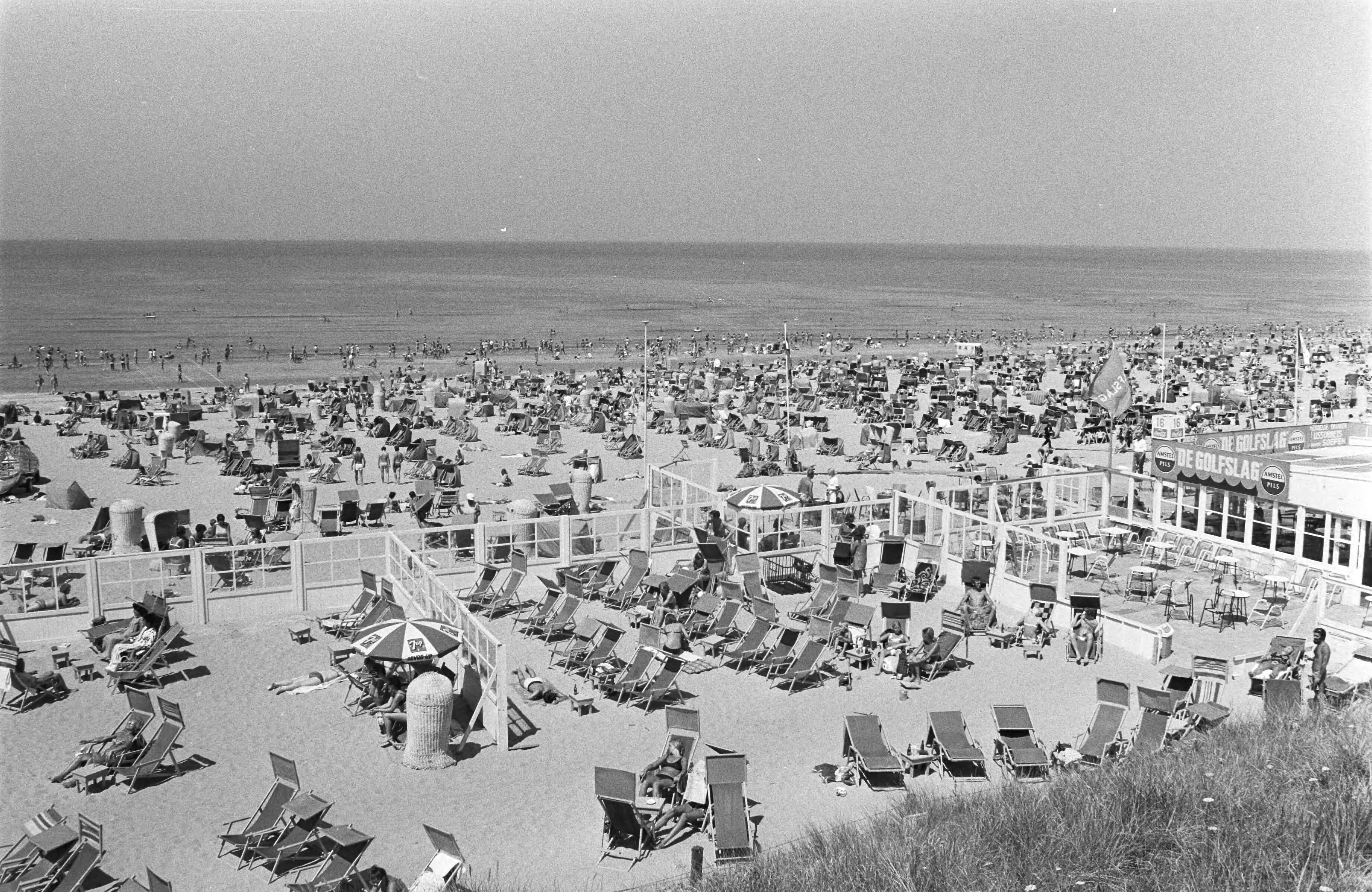 Fotocollectie Anefo — Drukte op strand, Zandvoort — Foto: Peters, Hans / Anefo. Licentie: Set B: Rechtenvrij / Publiek Domein. Bron: Nationaal Archief. http://hdl.handle.net/10648/abc5dde4-d0b4-102d-bcf8-003048976d84