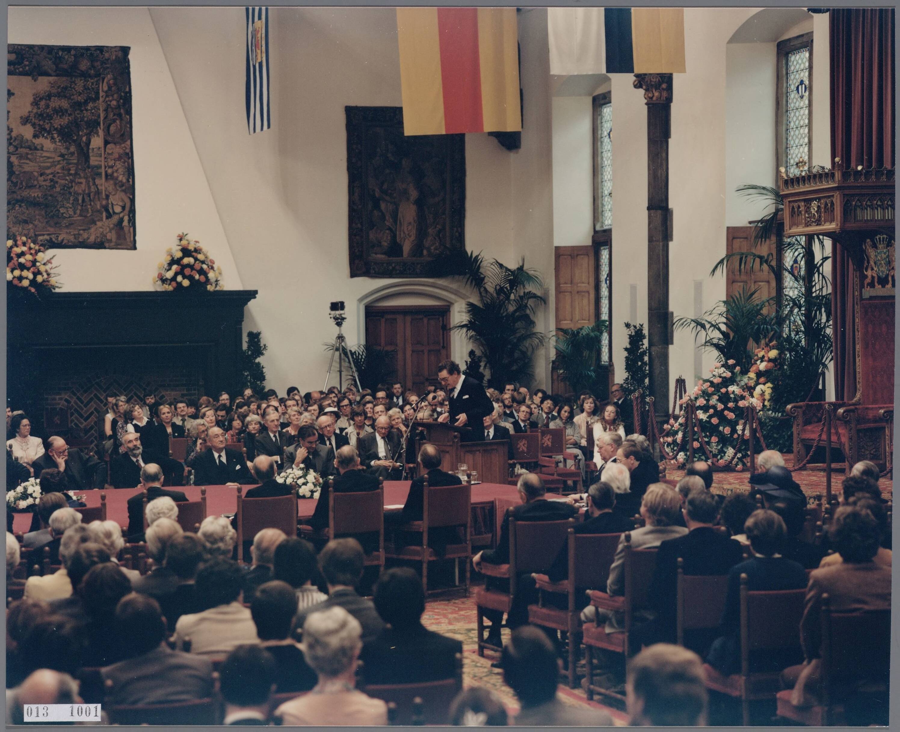 Buitengewone zitting van de Raad van State in de Ridderzaal te Den Haag ter gelegenheid van het feit dat dit orgaan 450 jaar geleden werd ingesteld — Foto: Hofmeester, Bart / RVD. — Licentie: Set B: Rechtenvrij / Publiek Domein. Bron: Nationaal Archief. http://hdl.handle.net/10648/afaa46a2-d0b4-102d-bcf8-003048976d84