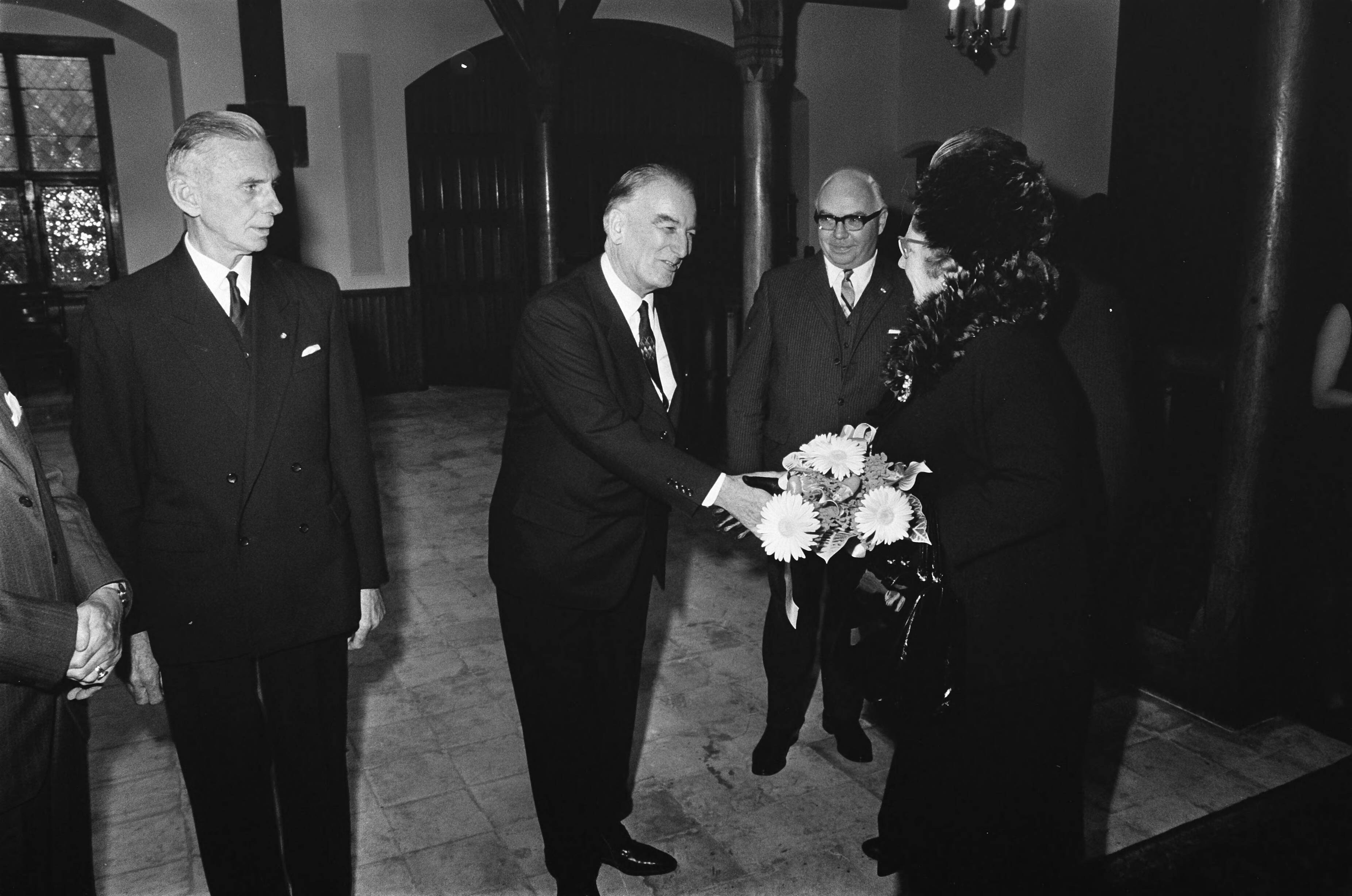 Fotocollectie Anefo — Koningin Juliana is aanwezig bij herdenkingsbijeenkomst ter gelegenheid van 50-jarig bestaan Int. Arbeidsorganisatie in Ridderzaal Den Haag . Jenks wordt voorgesteld (dir — Foto: Verhoeff, Bert / Anefo. Licentie: Set B: Rechtenvrij / Publiek Domein. Bron: Nationaal Archief. http://hdl.handle.net/10648/ab7f2cbe-d0b4-102d-bcf8-003048976d84