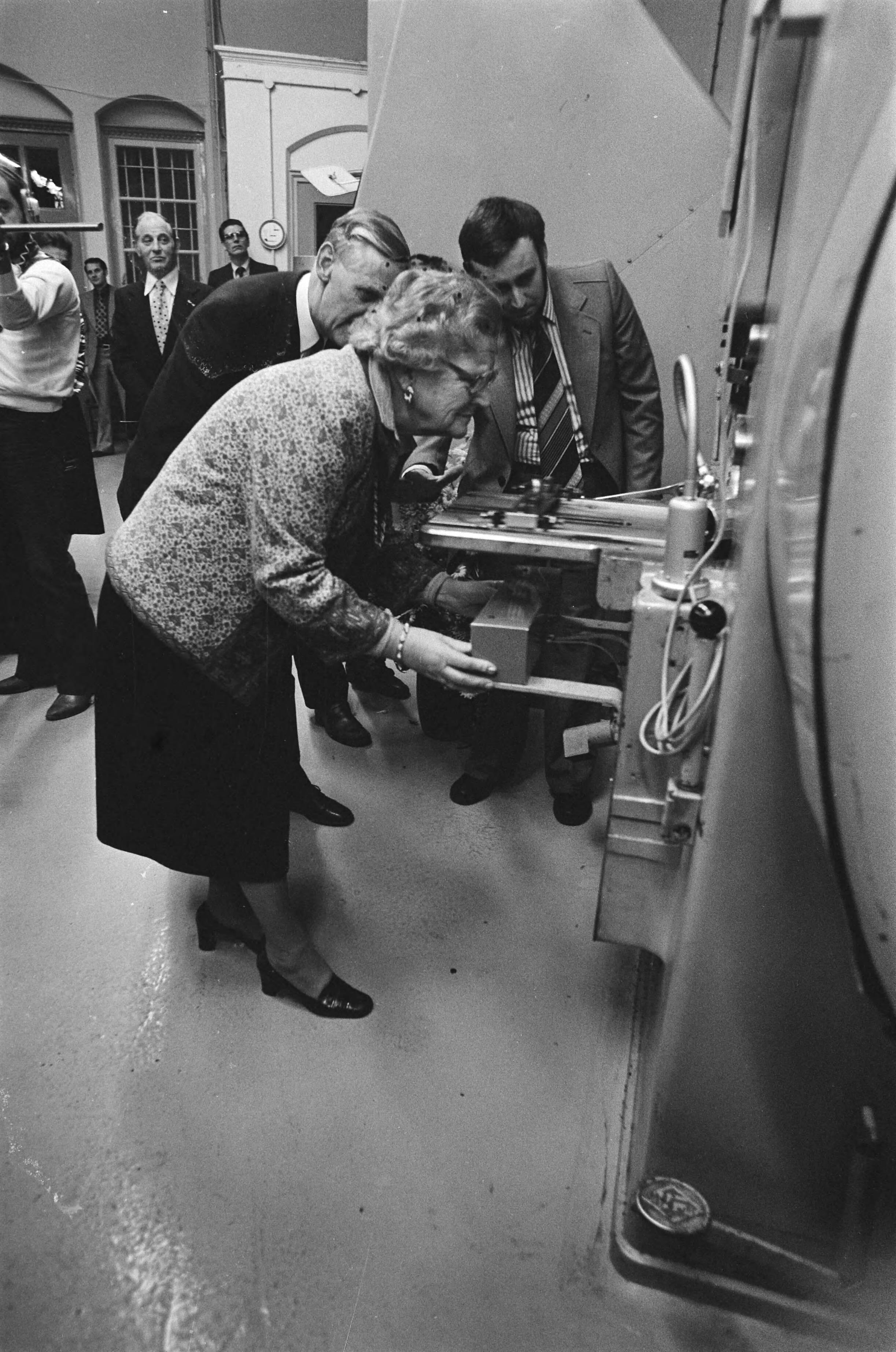 Fotocollectie Anefo — koningin Juliana slaat eerste Unierijksdaalder in Utrecht — Foto: Croes, Rob C. / Anefo. Licentie: Set B: Rechtenvrij / Publiek Domein. Bron: Nationaal Archief. http://hdl.handle.net/10648/acbfbe5e-d0b4-102d-bcf8-003048976d84