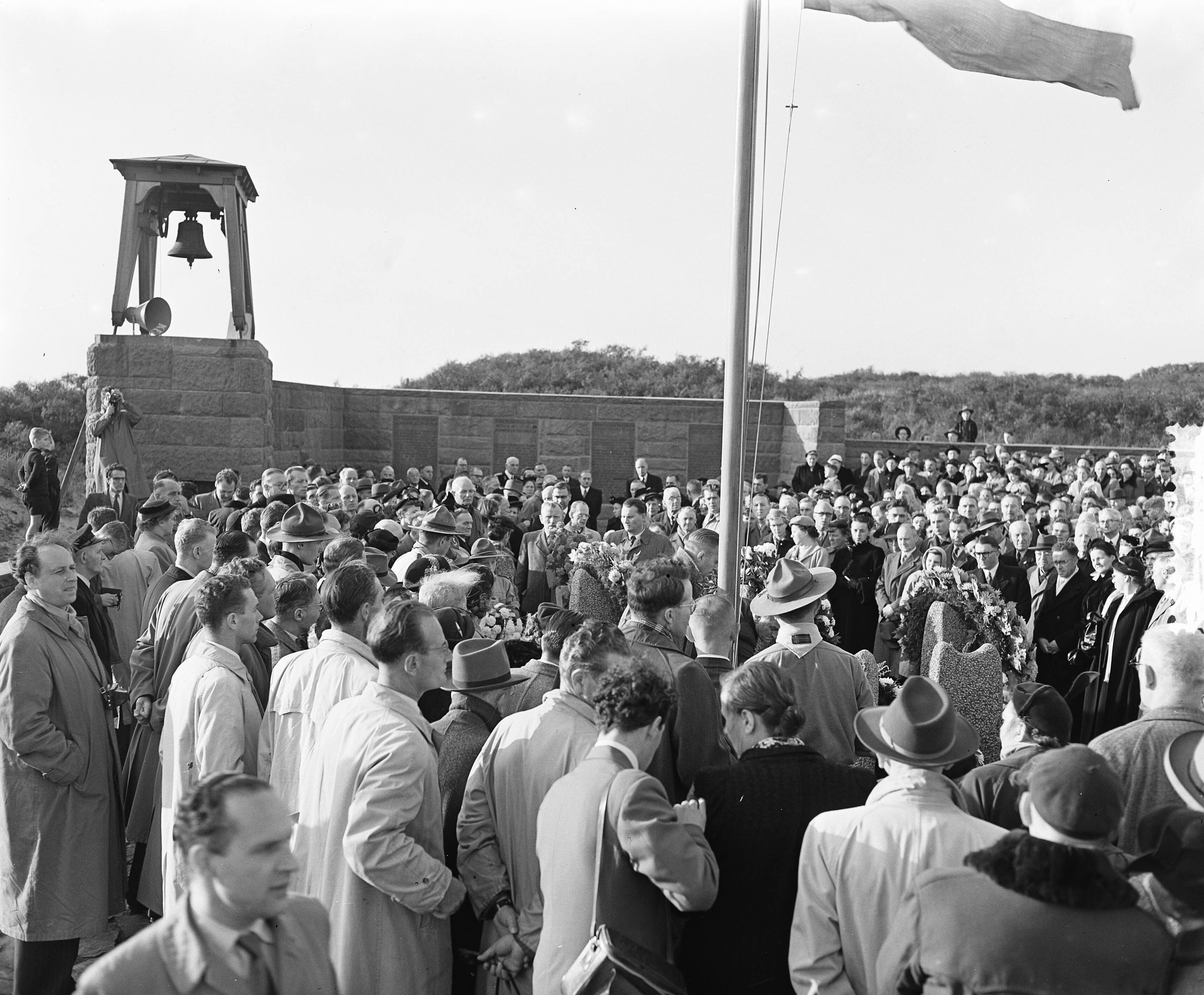 Fotocollectie Anefo — Onthulling gedenkteken op de Erebegraafplaats Bloemendaal — Foto: Rossem, Wim van / Anefo. Licentie: Set B: Rechtenvrij / Publiek Domein. Bron: Nationaal Archief. http://hdl.handle.net/10648/a916621c-d0b4-102d-bcf8-003048976d84