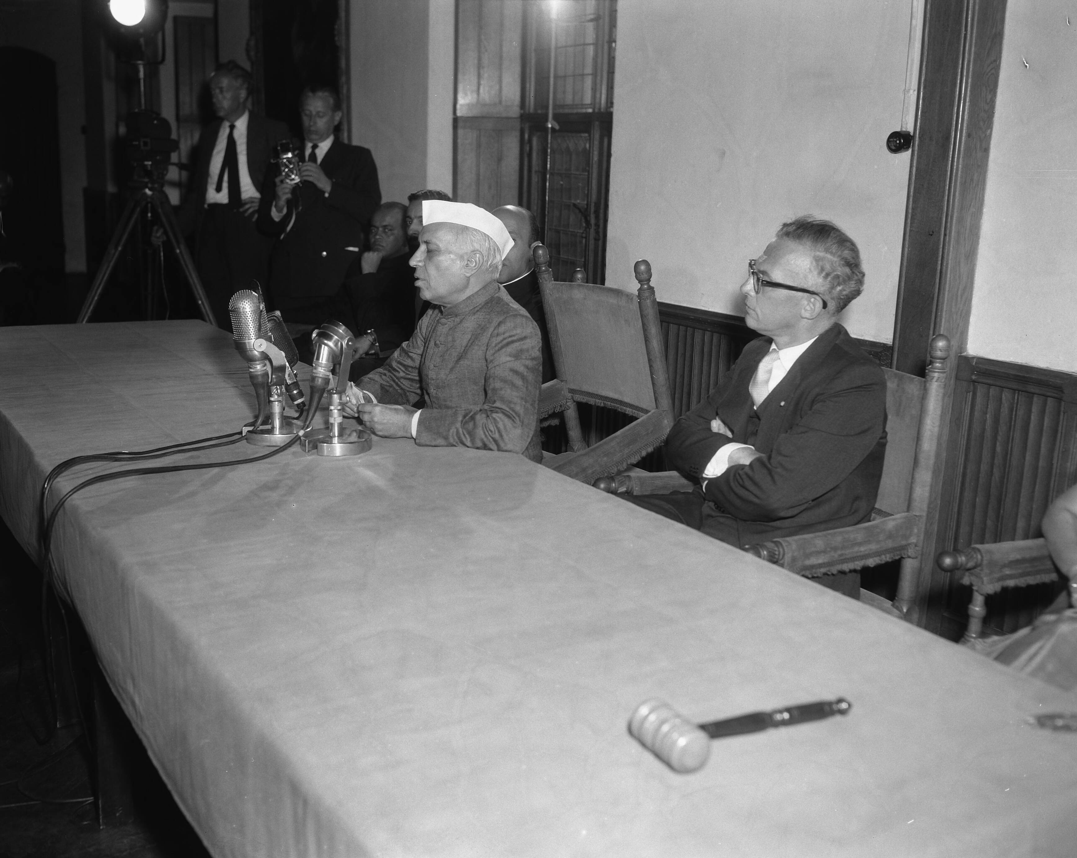 Bezoek van de Indiase premier Nehroe aan Nederland (1957) — Premier Pandit Nehroe van India in ons land. Persconferentie in de Rolzaal te Den Haag — Foto: Pot, Harry / Anefo. Licentie: Set B: Rechtenvrij / Publiek Domein. Bron: Nationaal Archief. http://hdl.handle.net/10648/a9645fee-d0b4-102d-bcf8-003048976d84