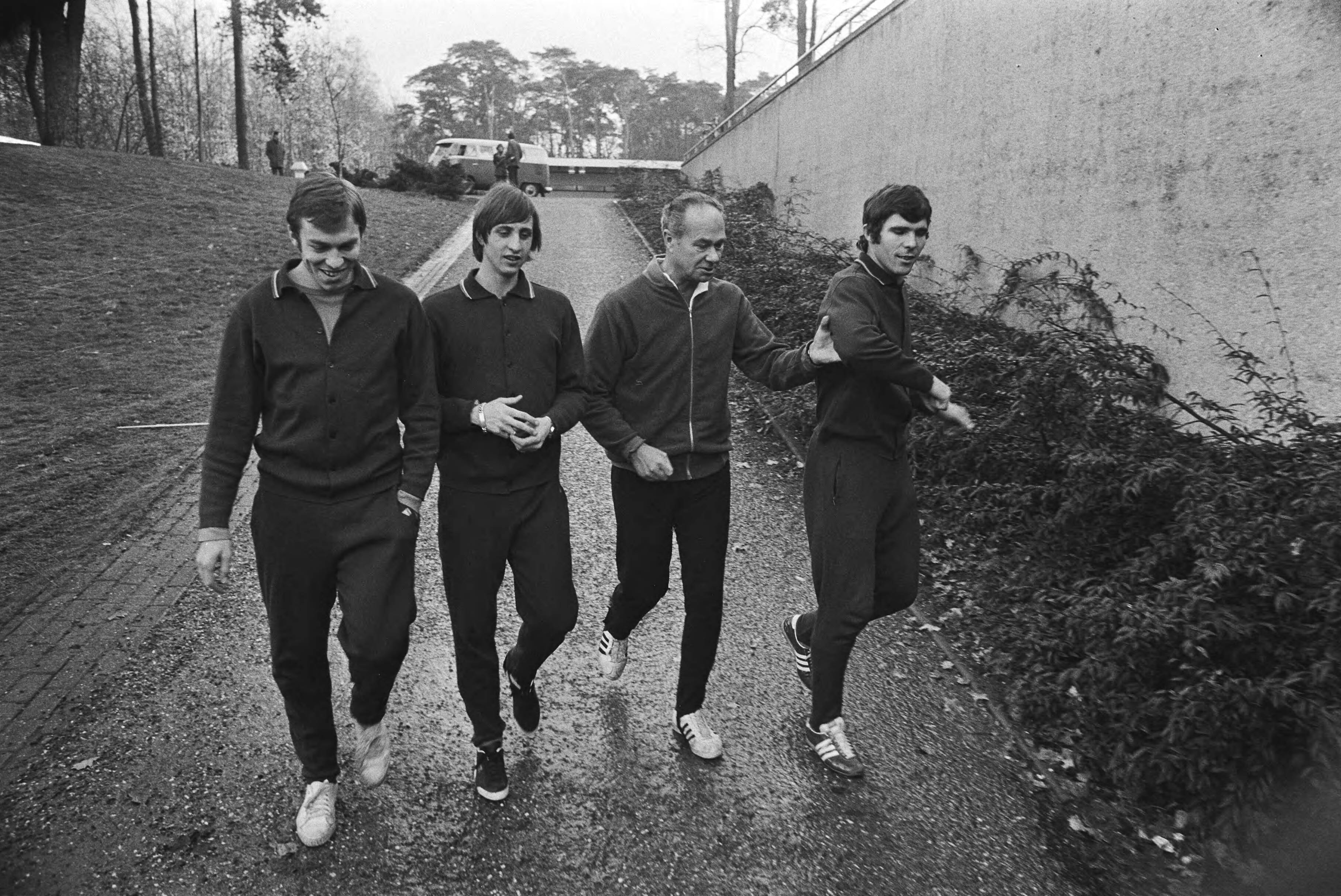 Fotocollectie Anefo — Nederlands elftal bijeen, voor vriendschappelijke wedstrijd tegen Roemenie, in Zeist; boswandeling v.l.n.r. Mulder, Cruijff, Fadhronc, Van Hanegem — Foto: Verhoeff, Bert / Anefo. Licentie: Set B: Rechtenvrij / Publiek Domein. Bron: Nationaal Archief. http://hdl.handle.net/10648/ababb392-d0b4-102d-bcf8-003048976d84