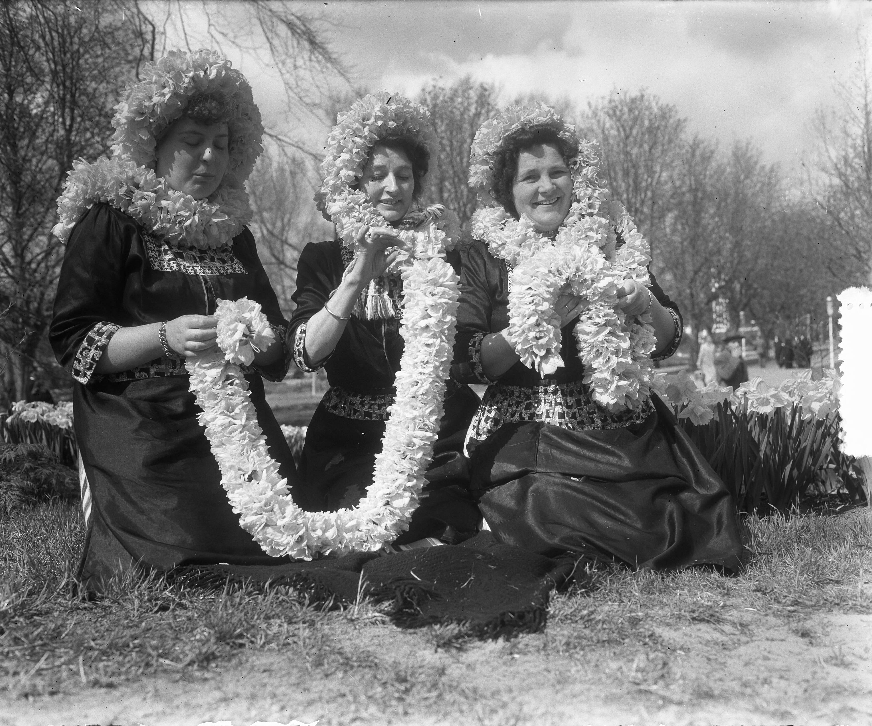 Fotocollectie Anefo — Slingersknopen door verkoopster "Flora" te Heemstede (bloembollen) — Foto: Pot, Harry / Anefo. Licentie: Set B: Rechtenvrij / Publiek Domein. Bron: Nationaal Archief. http://hdl.handle.net/10648/a90a236c-d0b4-102d-bcf8-003048976d84