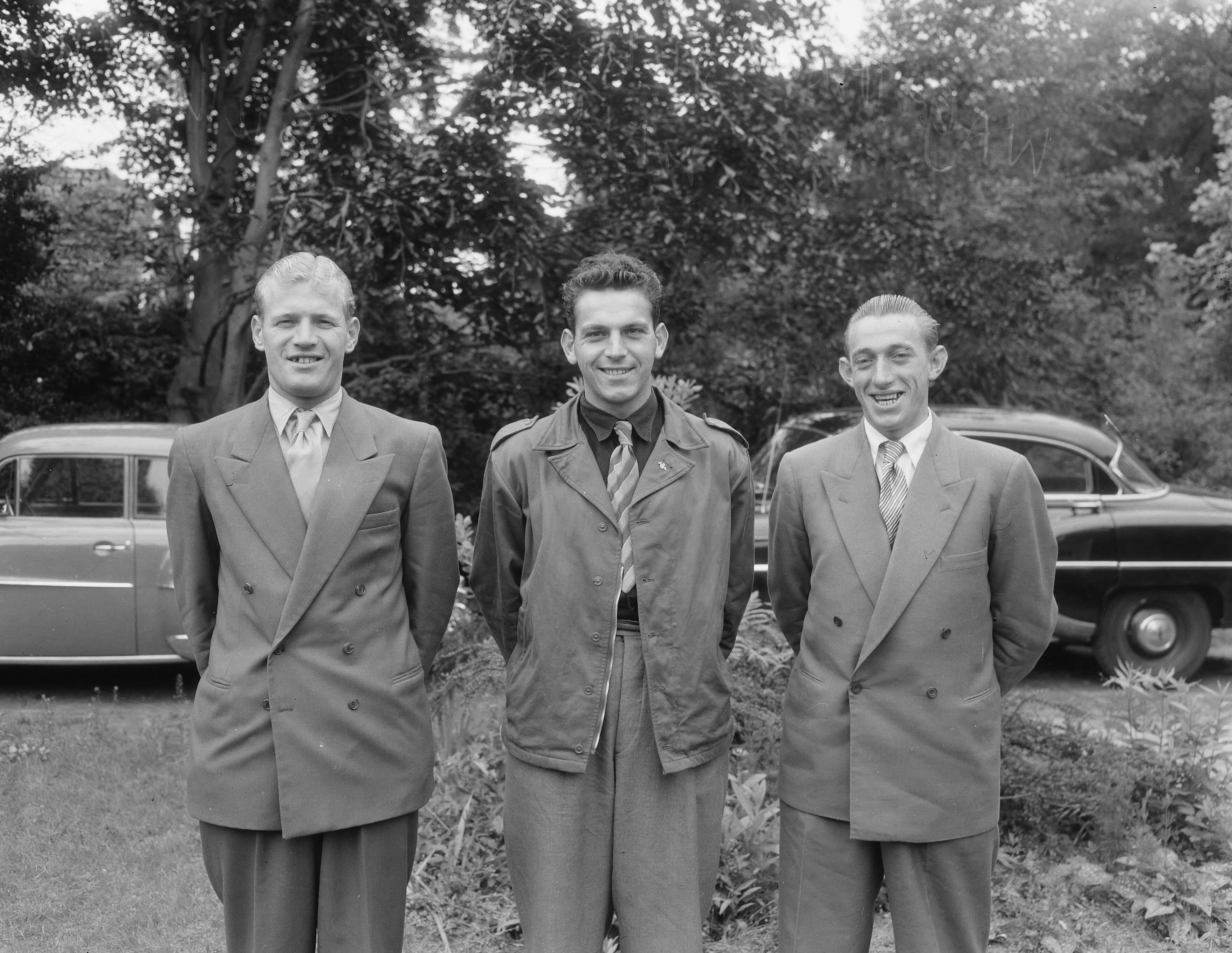 Ondertekening van contracten van Tour de France ploeg ten huize van Cees Pellenaars te Breda — Ondertekening van contracten van Tour de France ploeg tenb huize van Cees Pellenaars te Breda. Vlnr. Adri Suijkerbuijk, Jules Maenen, Wout Wagtmans — Foto: Duinen, G.W. van / Anefo. Licentie: Set B: Rechtenvrij / Publiek Domein. Bron: Nationaal Archief. http://hdl.handle.net/10648/a924b3da-d0b4-102d-bcf8-003048976d84