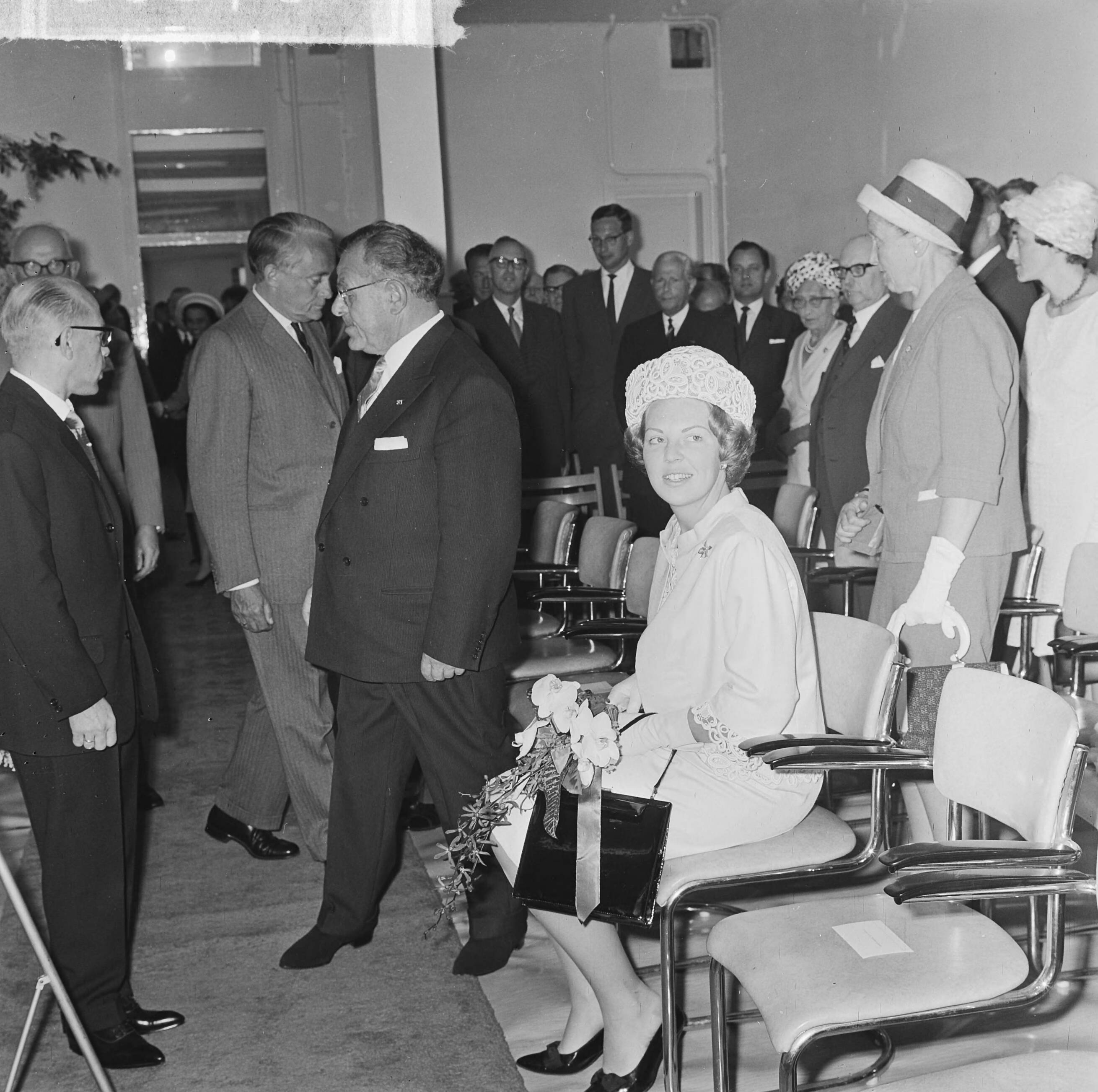 Fotocollectie Anefo — Prinses Beatrix opende blindenbibliotheek in Den Haag — Foto: Koch, Eric / Anefo. Licentie: Set B: Rechtenvrij / Publiek Domein. Bron: Nationaal Archief. http://hdl.handle.net/10648/aa6ad6fc-d0b4-102d-bcf8-003048976d84