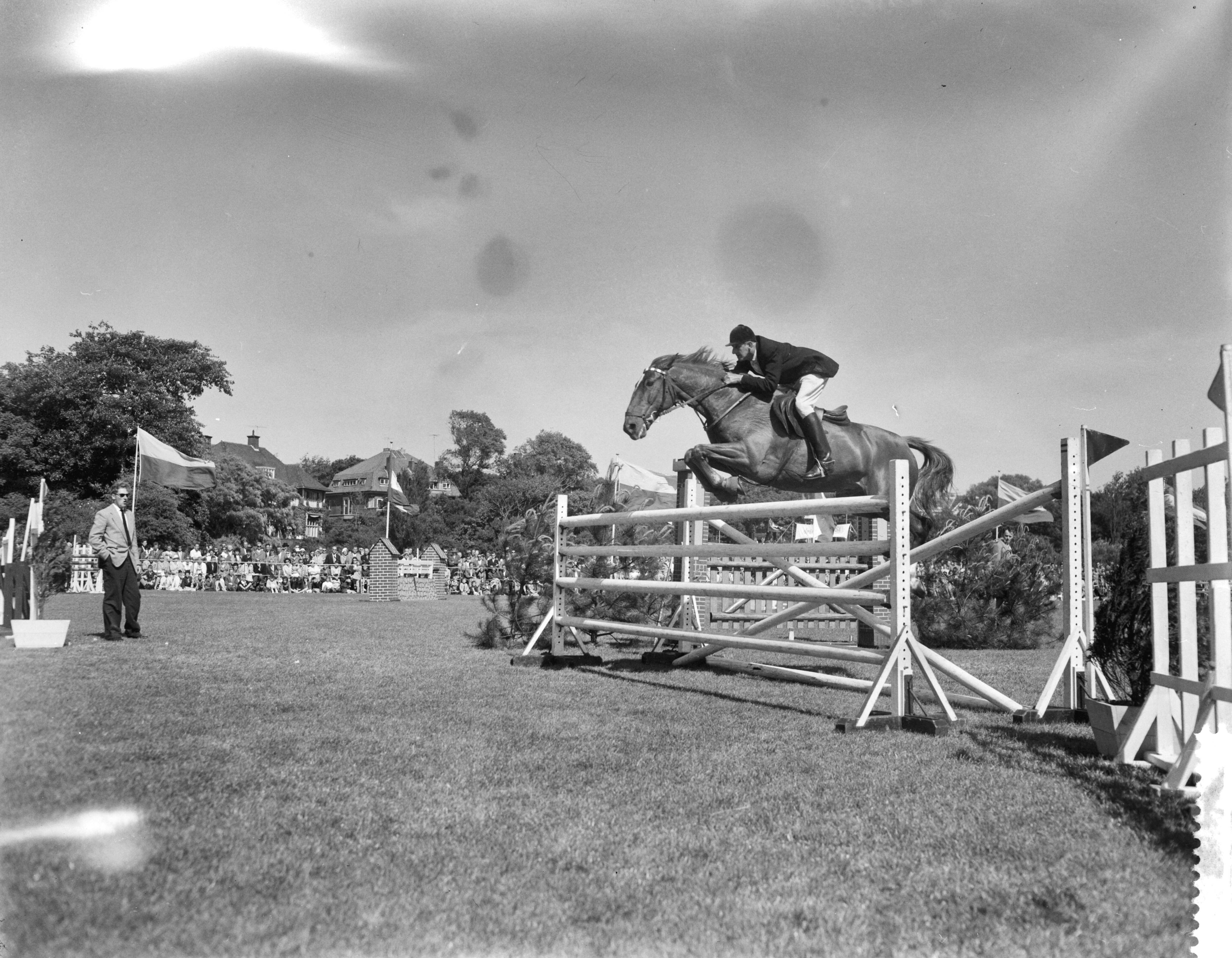 Fotocollectie Anefo — Selectiespringconcours voor het kampioenschap van Nederland in Den Haag — Foto: Behrens, Herbert F. / Anefo. Licentie: Set B: Rechtenvrij / Publiek Domein. Bron: Nationaal Archief. http://hdl.handle.net/10648/a9967a1a-d0b4-102d-bcf8-003048976d84