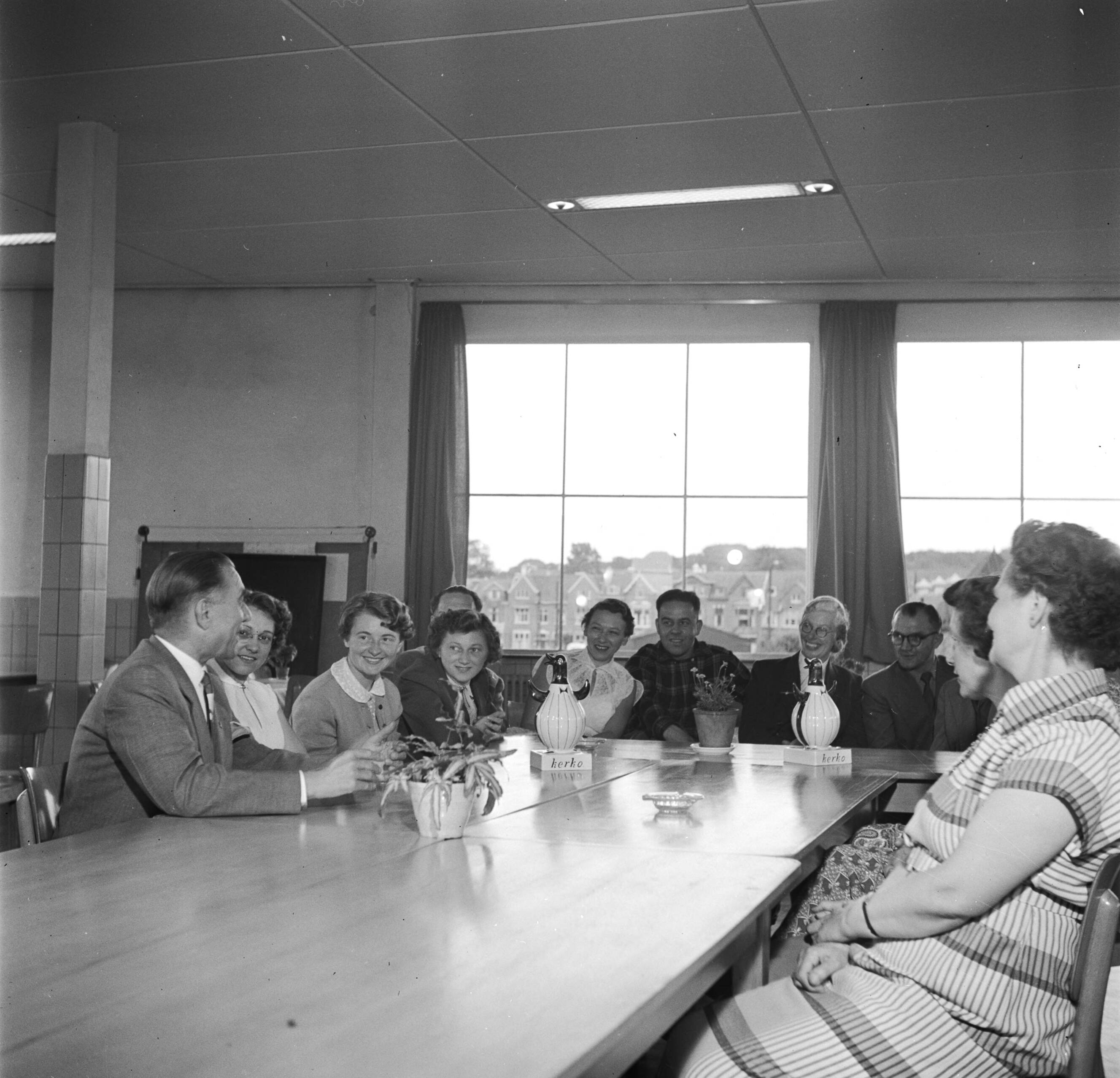 Reportage Kerko Haarlem — Bespreking met het personeel (de Pinguin-club) bij overhemdenbedrijf Kerko — Foto: Poll, Willem van de. Licentie: Set B: Rechtenvrij / Publiek Domein. Bron: Nationaal Archief. http://hdl.handle.net/10648/aecbdade-d0b4-102d-bcf8-003048976d84