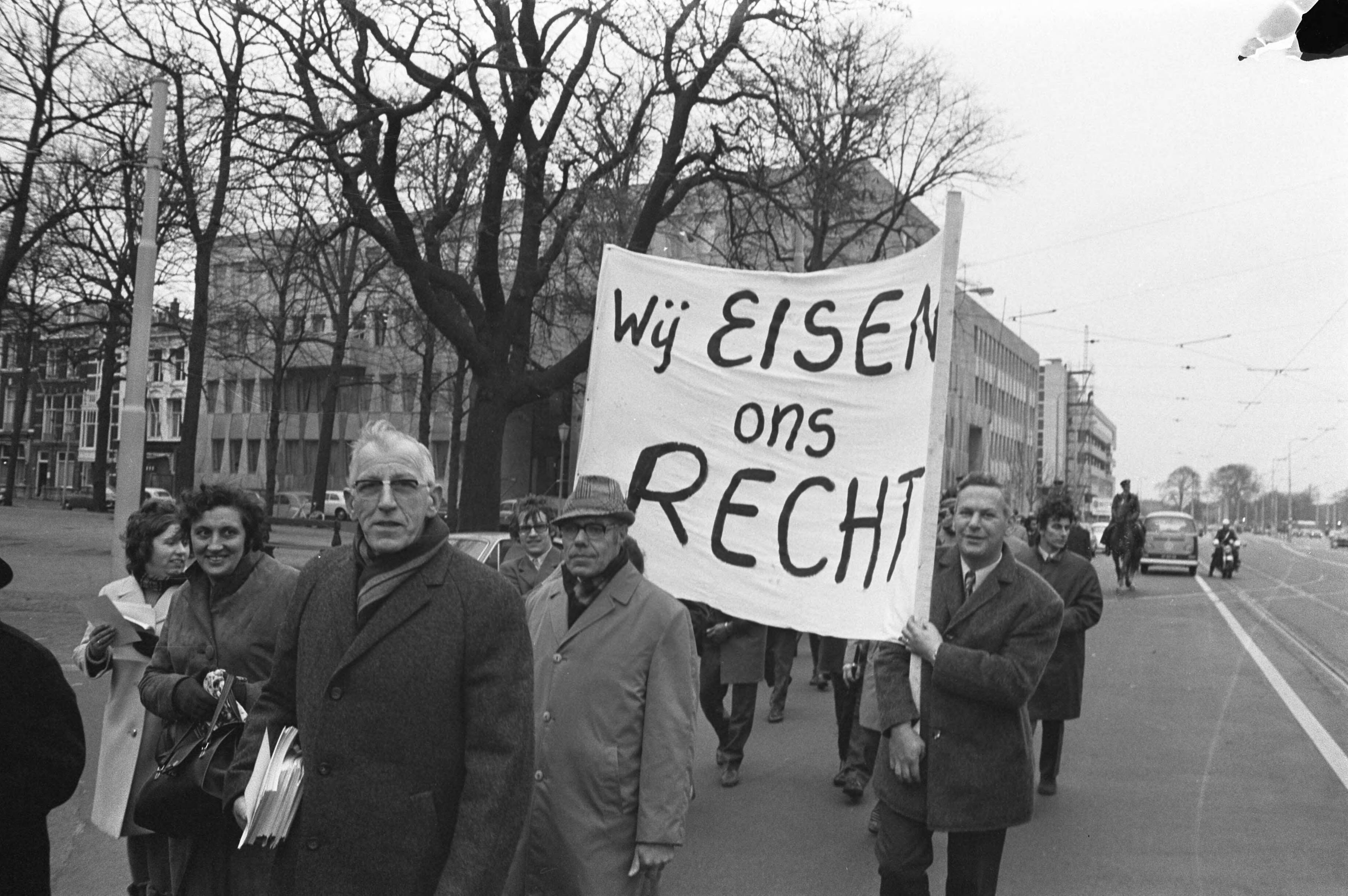 Fotocollectie Anefo — Demonstratie middenstanders in Den Haag , demonstranten borden — Foto: Evers, Joost / Anefo. Licentie: Set B: Rechtenvrij / Publiek Domein. Bron: Nationaal Archief. http://hdl.handle.net/10648/abd765c8-d0b4-102d-bcf8-003048976d84