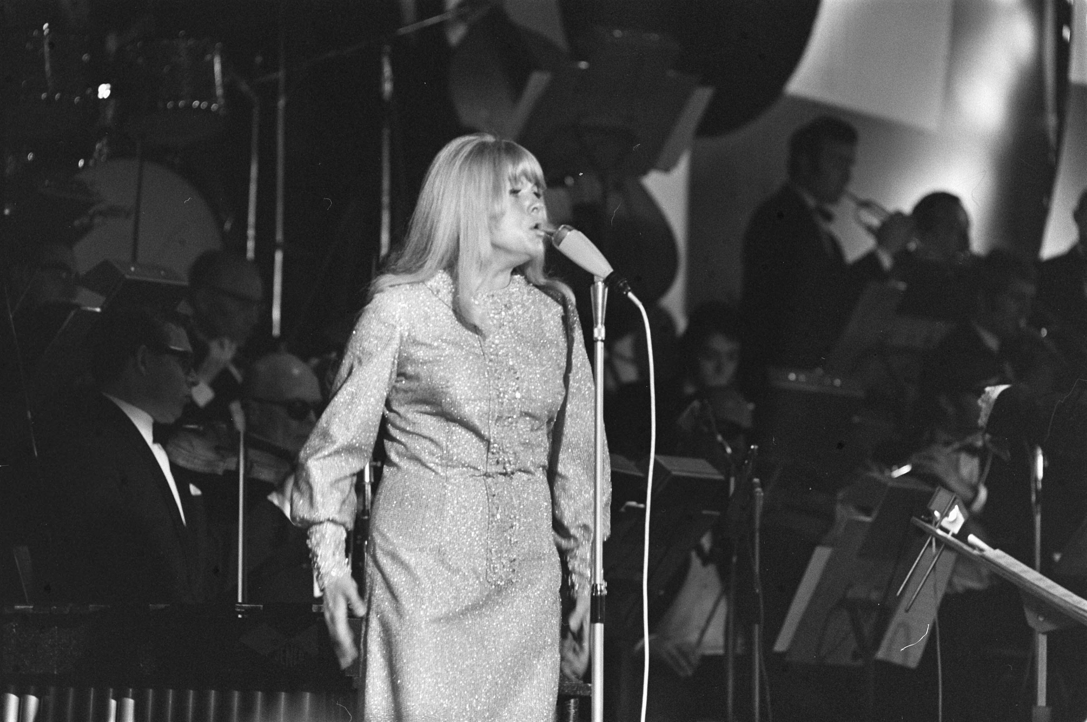 Singing Europe 1969, finale in Scheveningen — Eva Pilarova (Tsjecho-Slowakije) — Foto: Fotograaf Onbekend / Anefo. Licentie: Set B: Rechtenvrij / Publiek Domein. Bron: Nationaal Archief. http://hdl.handle.net/10648/ab7240e4-d0b4-102d-bcf8-003048976d84