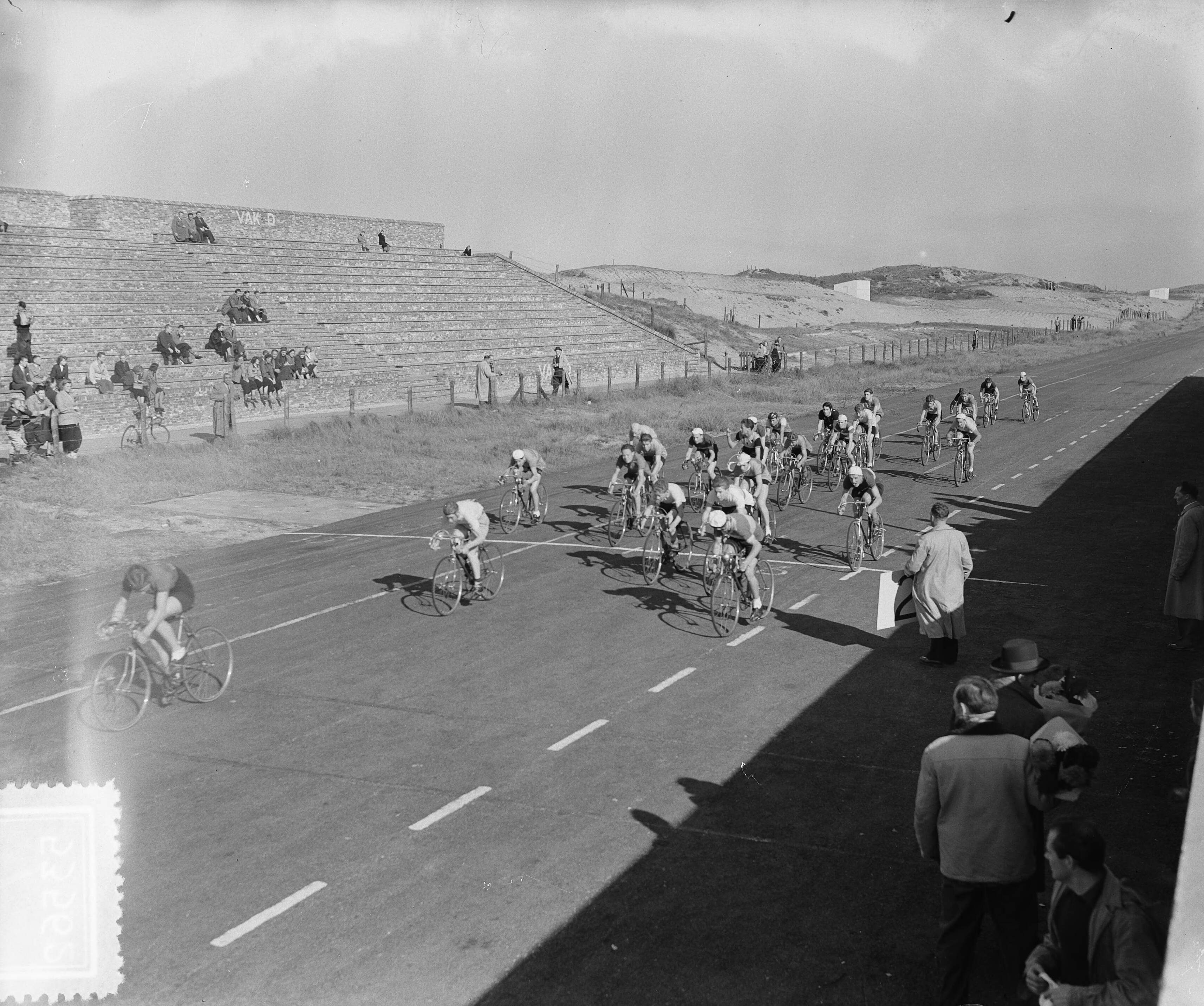 Fotocollectie Anefo — Wielrennen junioren op het circuit van Zandvoort — Foto: Pot, Harry / Anefo. Licentie: Set B: Rechtenvrij / Publiek Domein. Bron: Nationaal Archief. http://hdl.handle.net/10648/a900fdb4-d0b4-102d-bcf8-003048976d84