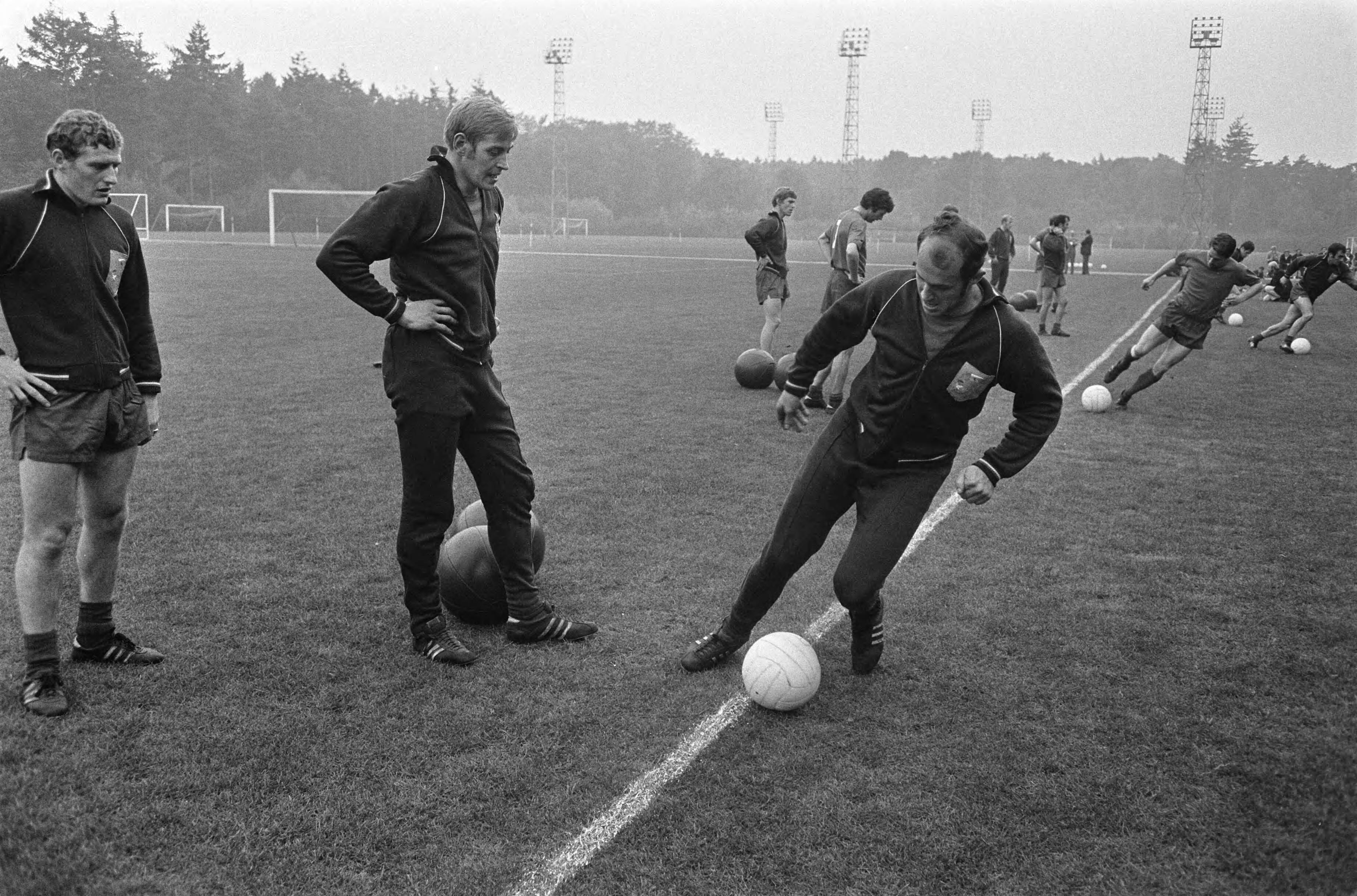 Fotocollectie Anefo — Training Nederlands elftal in Zeist. Eddy Treytel (rechts) en Piet Schrijvers tijdens de training — Foto: Koch, Eric / Anefo. Licentie: Set B: Rechtenvrij / Publiek Domein. Bron: Nationaal Archief. http://hdl.handle.net/10648/ab7de30e-d0b4-102d-bcf8-003048976d84