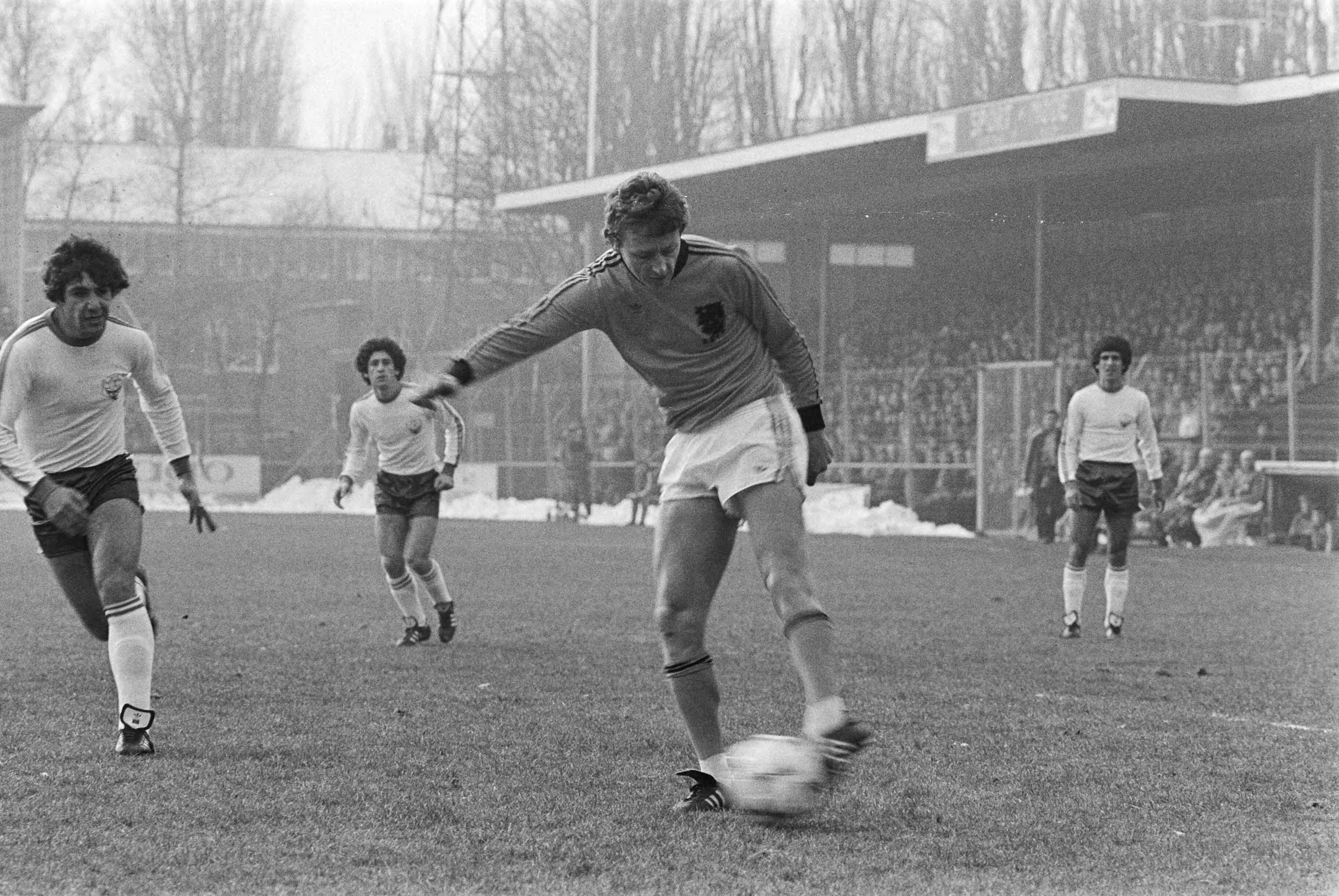 Fotocollectie Anefo — Interland Nederland tegen Cyprus 3-0 in Groningen, spelmomenten — Foto: Antonisse, Marcel / Anefo. Licentie: Set B: Rechtenvrij / Publiek Domein. Bron: Nationaal Archief. http://hdl.handle.net/10648/acf586b0-d0b4-102d-bcf8-003048976d84