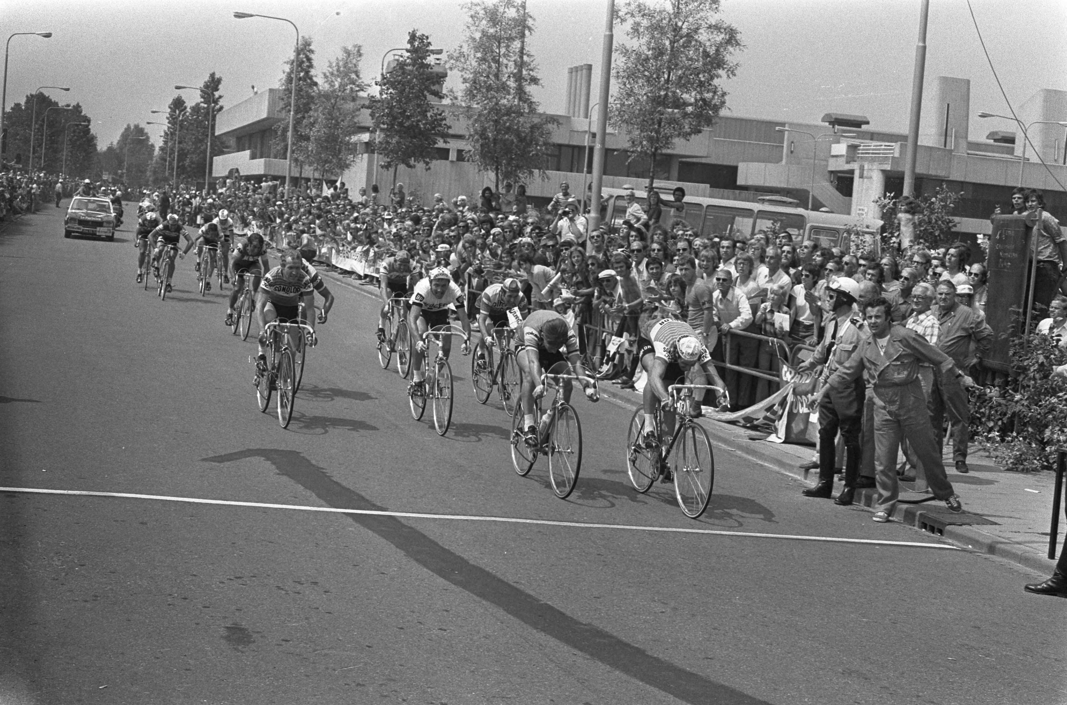 Fotocollectie Anefo — Finish eerste etappe Tour de France , Scheveningen naar Rotterdam, de Belg Willy Teirlinck gaat als eerste over finish — Foto: Verhoeff, Bert / Anefo. Licentie: Set B: Rechtenvrij / Publiek Domein. Bron: Nationaal Archief. http://hdl.handle.net/10648/ac3096f2-d0b4-102d-bcf8-003048976d84