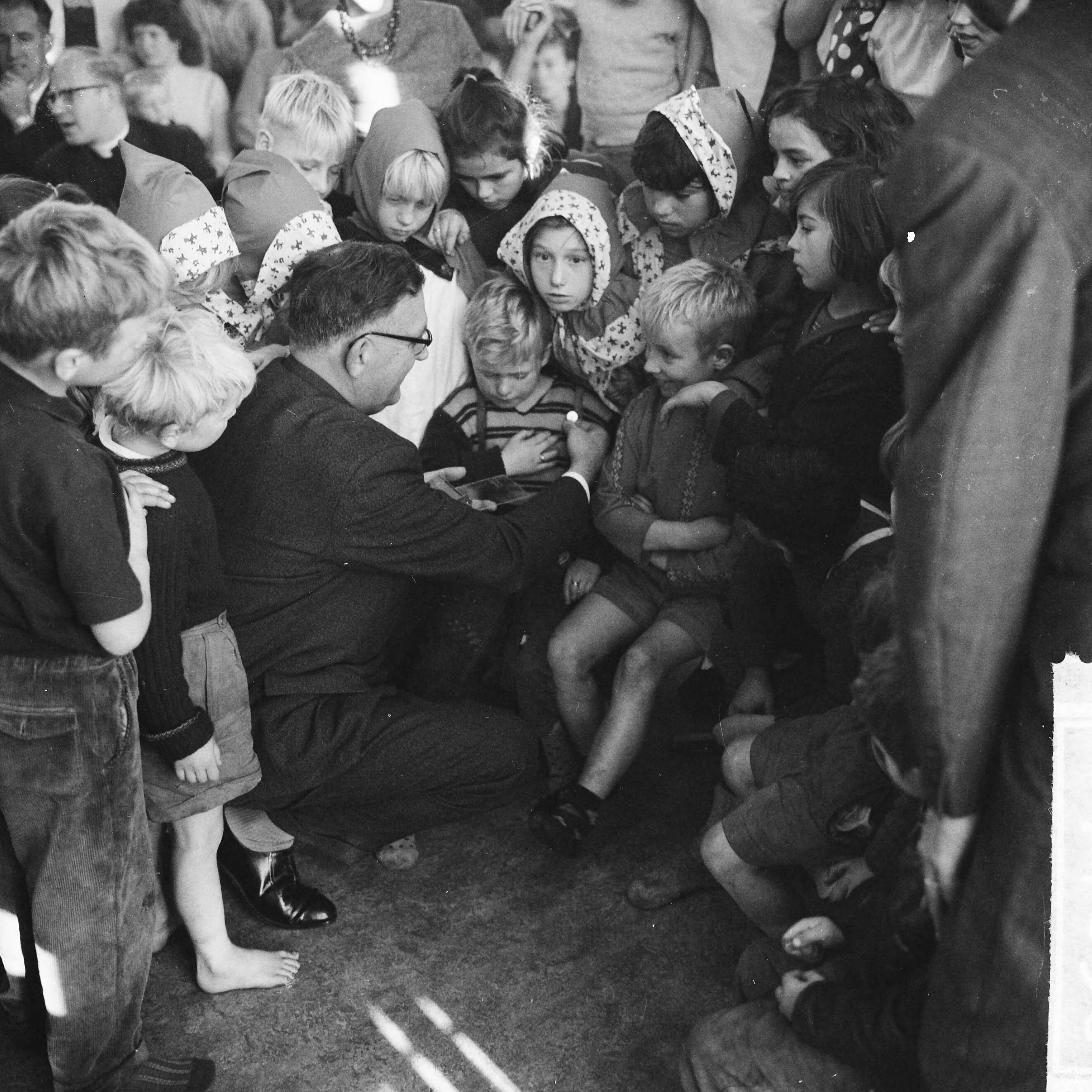 Fotocollectie Anefo — Actie "Opgeruimd staat netjes", kinderen in Den Haag ontvangen van dhr. Veldkamp een speldje — Foto: Koch, Eric / Anefo. Licentie: Set B: Rechtenvrij / Publiek Domein. Bron: Nationaal Archief. http://hdl.handle.net/10648/aa1e31f8-d0b4-102d-bcf8-003048976d84