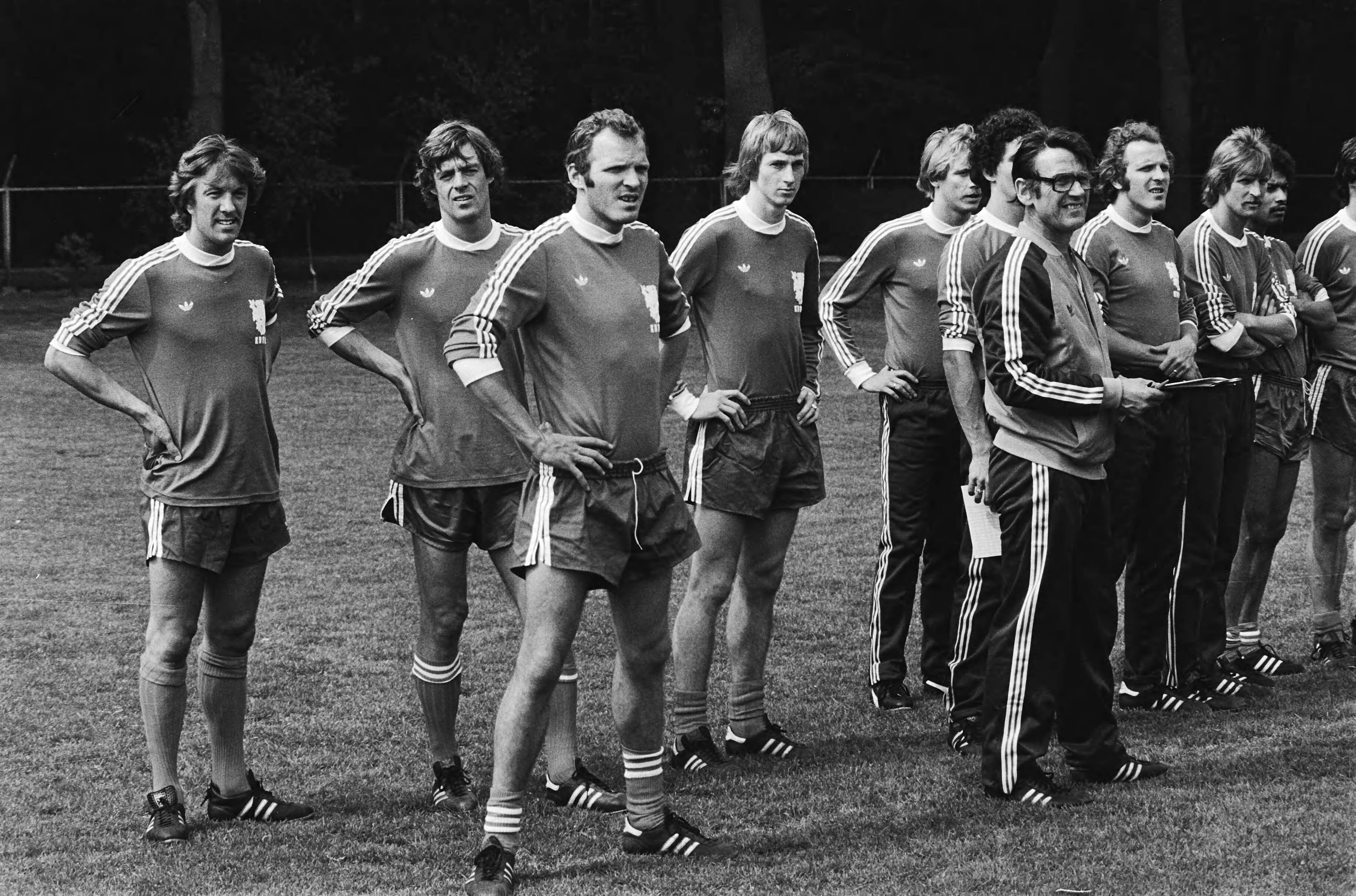 Fotocollectie Anefo — Training Nederlands Elftal in Zeist i.v.m. EK in Italie; Wijnstekers, Rep, R. v.d. Kerkhof , Koster, Schoenaker, v.d. Korput , Zwartkruis — Foto: Croes, Rob C. / Anefo. Licentie: Set B: Rechtenvrij / Publiek Domein. Bron: Nationaal Archief. http://hdl.handle.net/10648/ace14c90-d0b4-102d-bcf8-003048976d84
