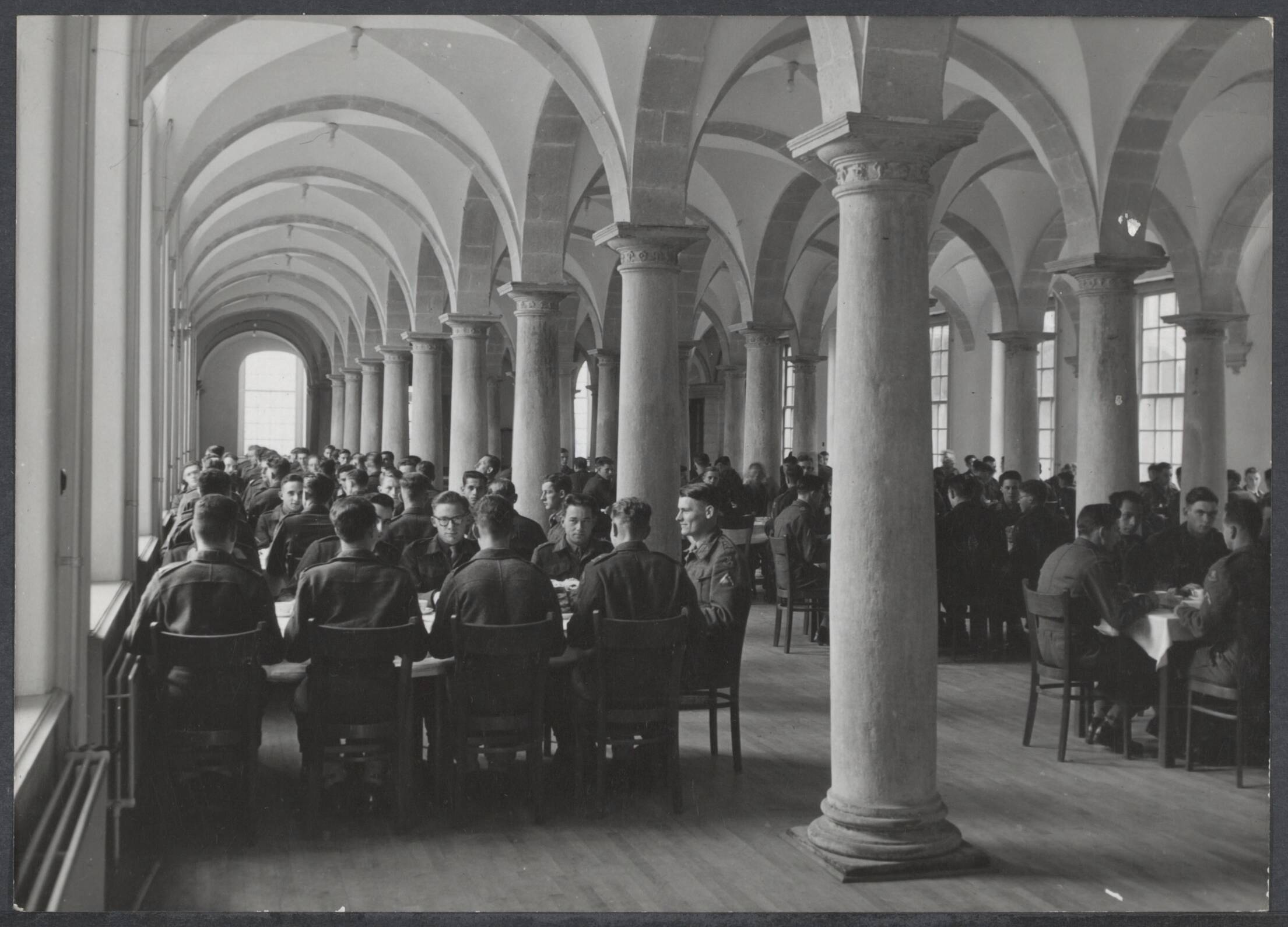 Cadettenscholen, Hogere Krijgsschool - Nederland — KMA Breda. Eetzaal — Foto: Jong, J.J.M. de / Spaarnestad. Licentie: Set B: Rechtenvrij / Publiek Domein. Bron: Nationaal Archief. http://hdl.handle.net/10648/f1a30a3c-14c9-ffe7-47ae-a9d139942df9