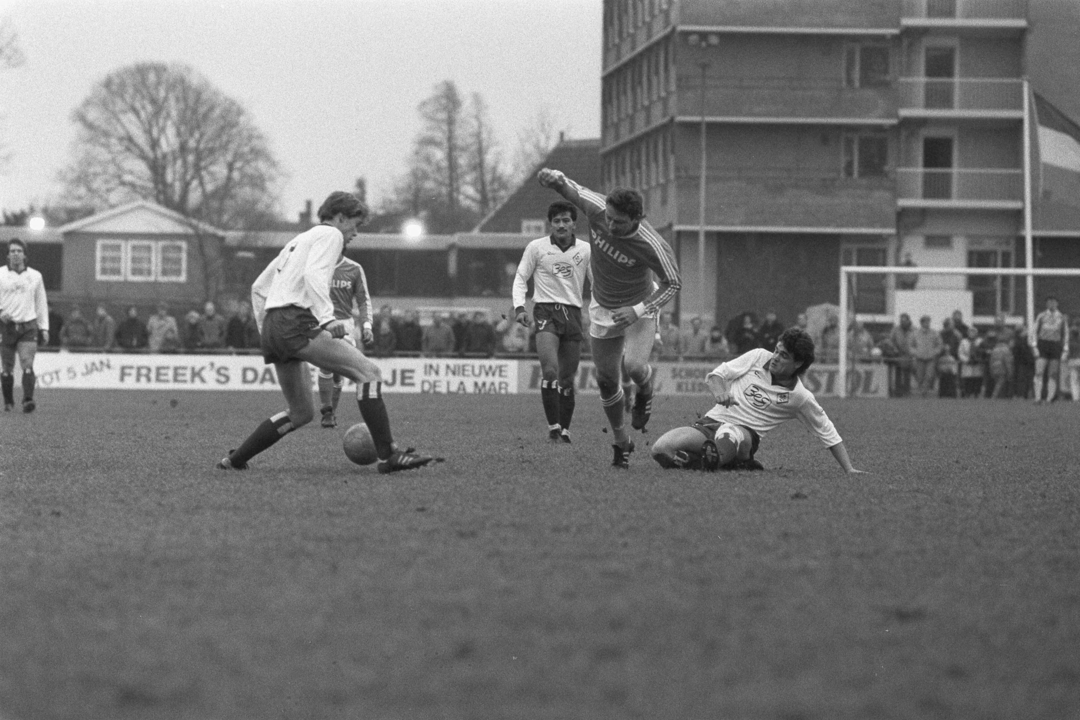 Fotocollectie Anefo — KHFC tegen oud internationals in Haarlem; Hugo Hovenkamp in duel met HFC-ers — Foto: Croes, Rob C. / Anefo. Licentie: Set B: Rechtenvrij / Publiek Domein. Bron: Nationaal Archief. http://hdl.handle.net/10648/ad5b279a-d0b4-102d-bcf8-003048976d84