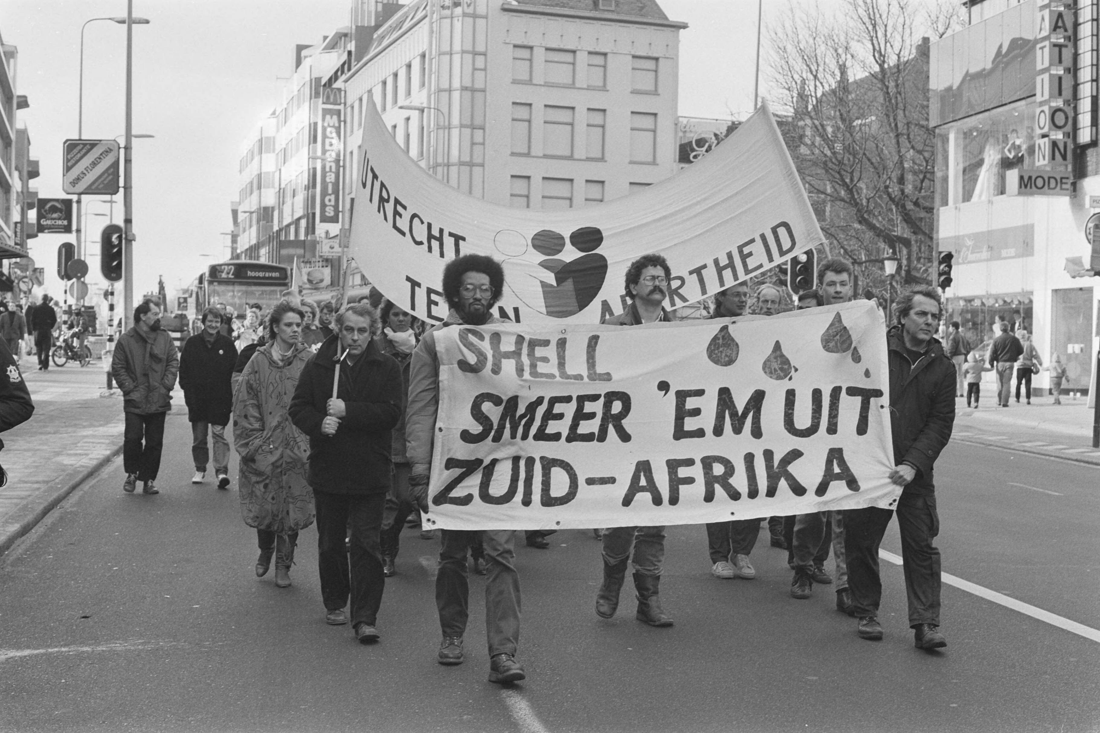 Fotocollectie Anefo — Demonstratie tegen Shell-bemoeienis in Zuid Afrika in Utrecht — Foto: Gerrits, Roland / Anefo. Licentie: Set B: Rechtenvrij / Publiek Domein. Bron: Nationaal Archief. http://hdl.handle.net/10648/ad5d0a56-d0b4-102d-bcf8-003048976d84