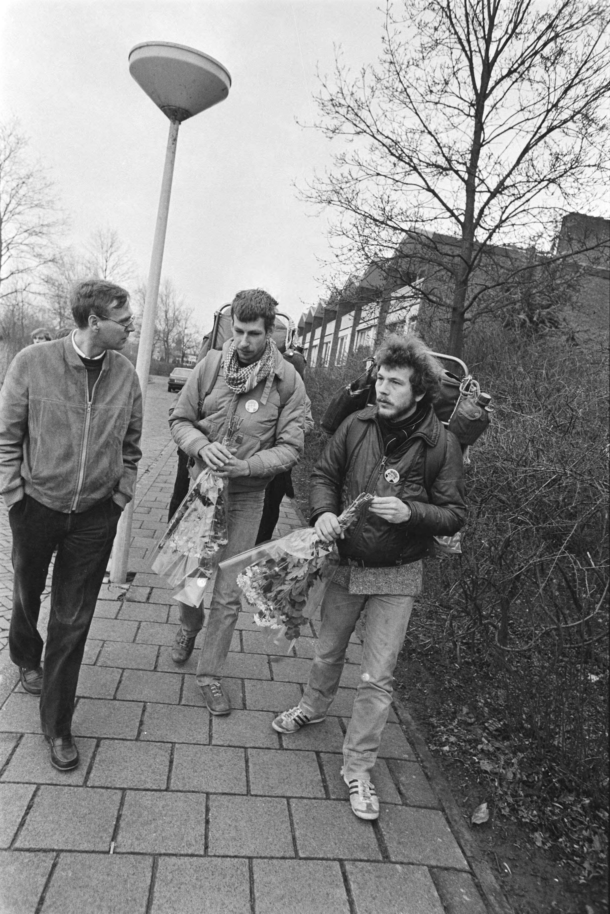 Fotocollectie Anefo — 2 werkloze schoolverlaters tijdens tocht naar Den Haag nu op bezoek bij minister De Koning (evenals De Graaf niet thuis), Jaap 't Hart (r) en Peter Mostert / — Foto: Bogaerts, Rob / Anefo. Licentie: Set B: Rechtenvrij / Publiek Domein. Bron: Nationaal Archief. http://hdl.handle.net/10648/ad32a02c-d0b4-102d-bcf8-003048976d84