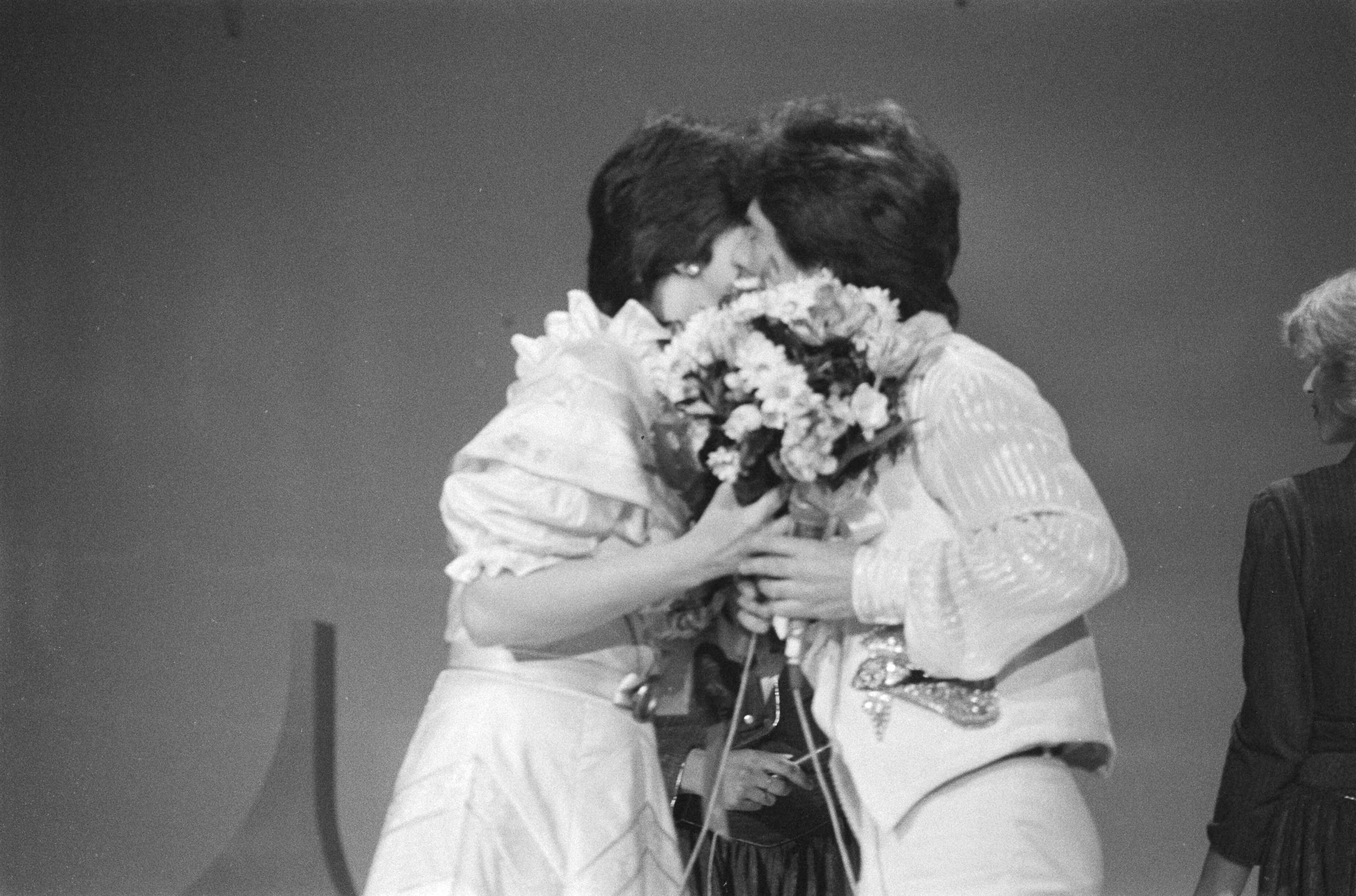 Fotocollectie Anefo — Nationale finale Eurovisie Songfestival in Circustheater in Scheveningen. Lenny Kuhr feliciteert Bill van Dijk — Foto: Dijk, Hans van / Anefo. Licentie: Set B: Rechtenvrij / Publiek Domein. Bron: Nationaal Archief. http://hdl.handle.net/10648/ad10fbfc-d0b4-102d-bcf8-003048976d84
