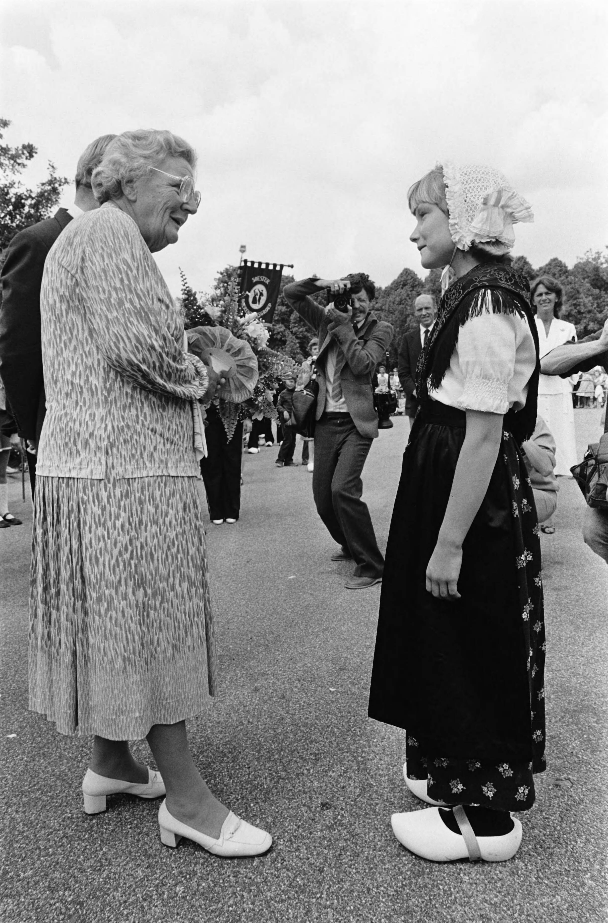 Fotocollectie Anefo — Prinses Juliana heeft een houten zitbank van de bevolking van Soest aangeboden gekregen; Prinses Juliana — Foto: Dijk, Hans van / Anefo. Licentie: Set B: Rechtenvrij / Publiek Domein. Bron: Nationaal Archief. http://hdl.handle.net/10648/acfcf864-d0b4-102d-bcf8-003048976d84