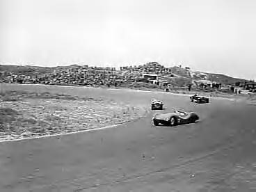 Fotocollectie Anefo — Auto- en motorraces op het circuit van Zandvoort. Gatsonides-Molenaar- Richardson — Foto: Merk, Ben / Anefo. Licentie: Set B: Rechtenvrij / Publiek Domein. Bron: Nationaal Archief. http://hdl.handle.net/10648/a8c9c8c6-d0b4-102d-bcf8-003048976d84