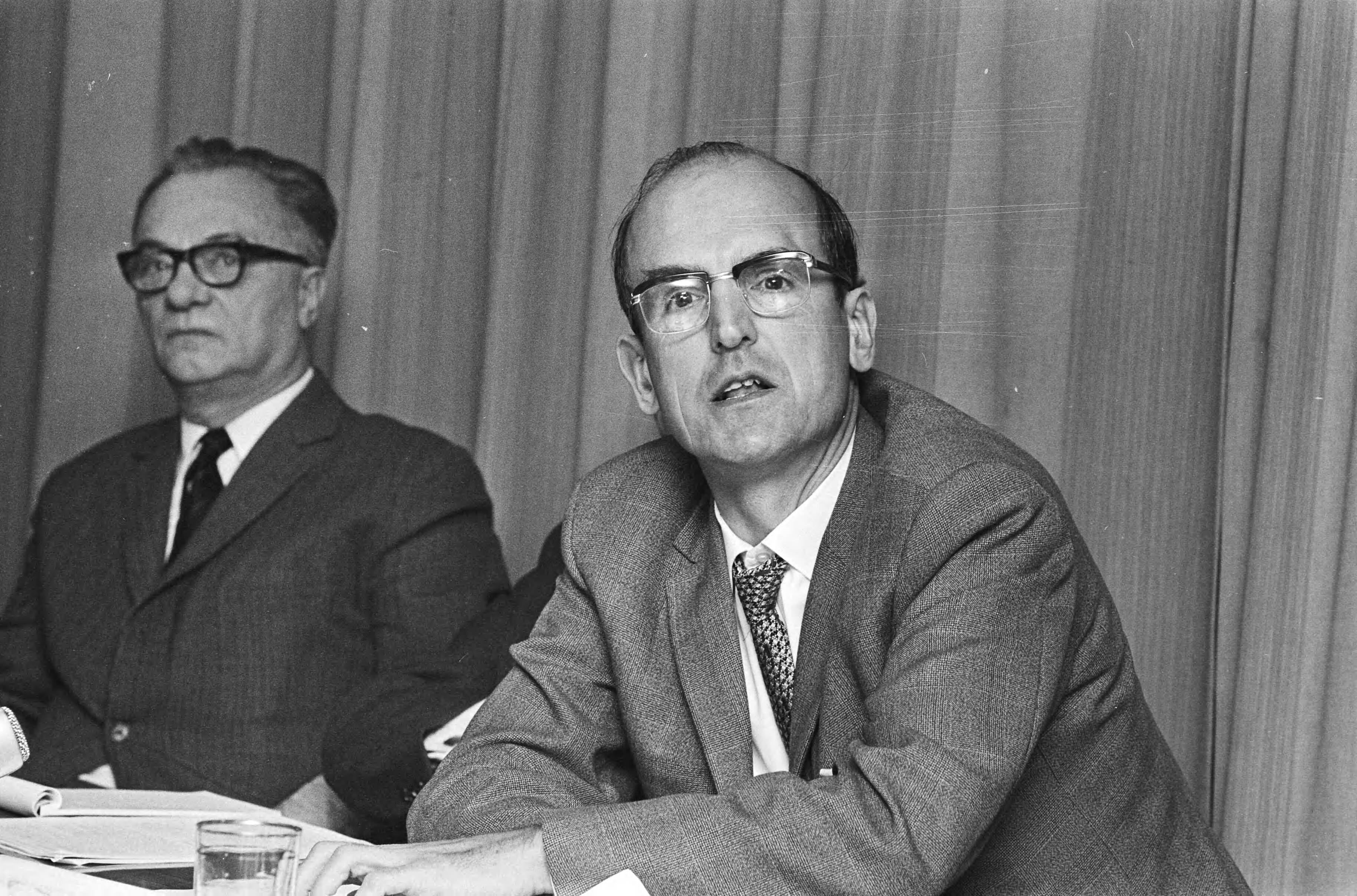 Fotocollectie Anefo — W. Drees Jr. lijsttrekker DS 70 ; persconferentie, Den Haag — Foto: Evers, Joost / Anefo. Licentie: Set B: Rechtenvrij / Publiek Domein. Bron: Nationaal Archief. http://hdl.handle.net/10648/abaf757c-d0b4-102d-bcf8-003048976d84