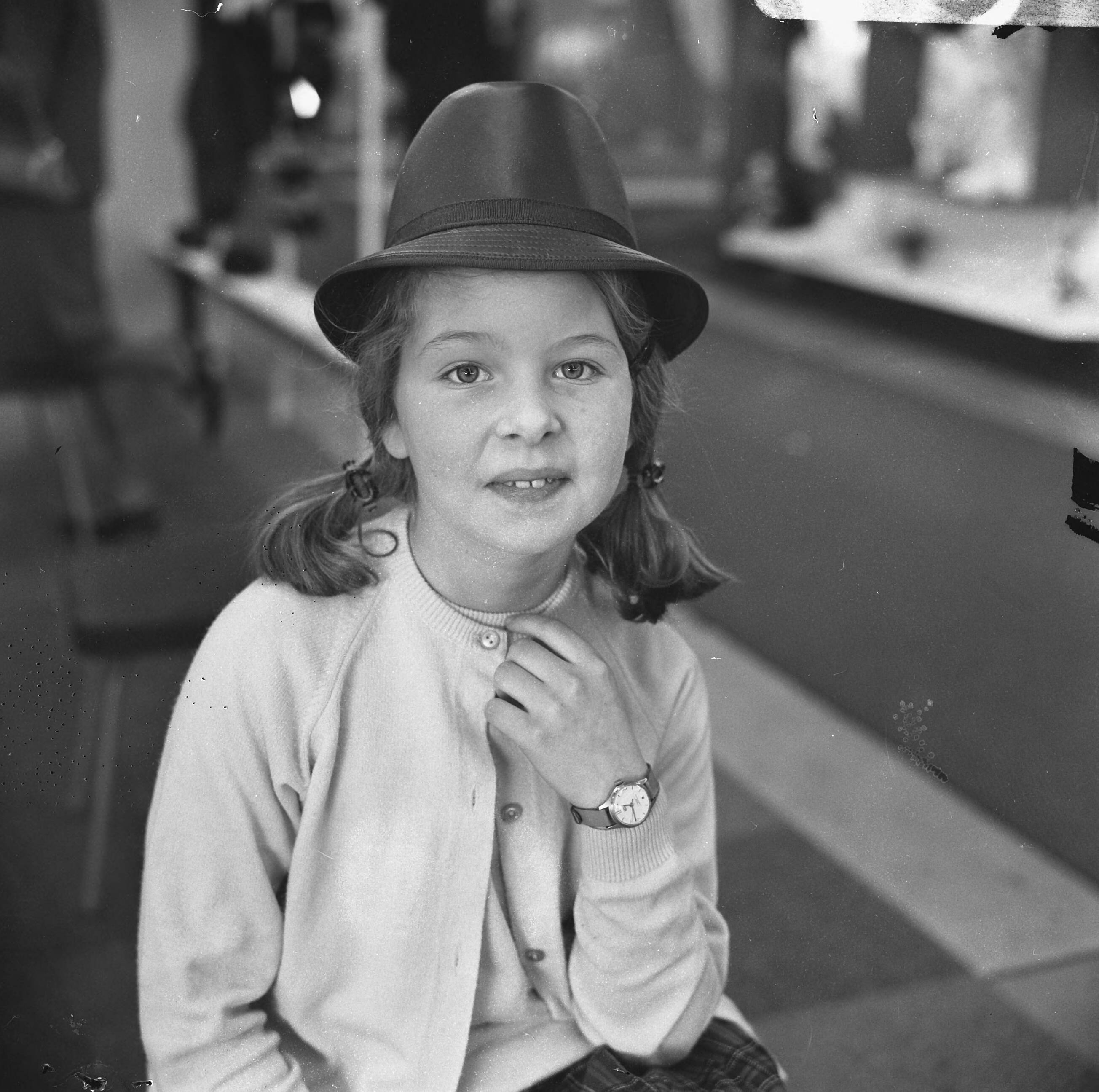 Fotocollectie Anefo — Beurs voor Het Kind in Utrecht, meisje met hoedje — Foto: Koch, Eric / Anefo. Licentie: Set B: Rechtenvrij / Publiek Domein. Bron: Nationaal Archief. http://hdl.handle.net/10648/aae25d3a-d0b4-102d-bcf8-003048976d84