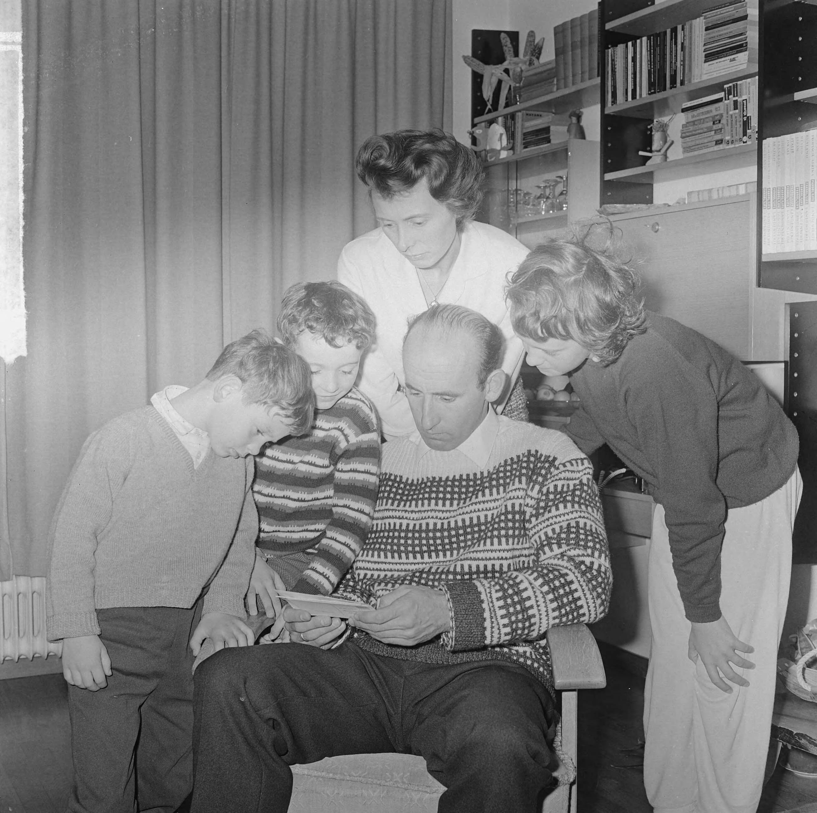 Fotocollectie Anefo — Na een vreselijk ongeluk in Oostenrijk, waarbij drie slachtoffers vielen, zijn de overigen van de Groningse groep studenten vandaag vroegtijdig naar Nederland teruggekeerd. J.C. Kan uit Paterswolde, leraar aan de Groningse Academie voor Lichamelijke Opvoeding en leider van de groep van 25, weer temidden van zijn vrouw en drie kinderen. — Foto: Koch, Eric / Anefo. Licentie: Set B: Rechtenvrij / Publiek Domein. Bron: Nationaal Archief. http://hdl.handle.net/10648/aa8c23a2-d0b4-102d-bcf8-003048976d84