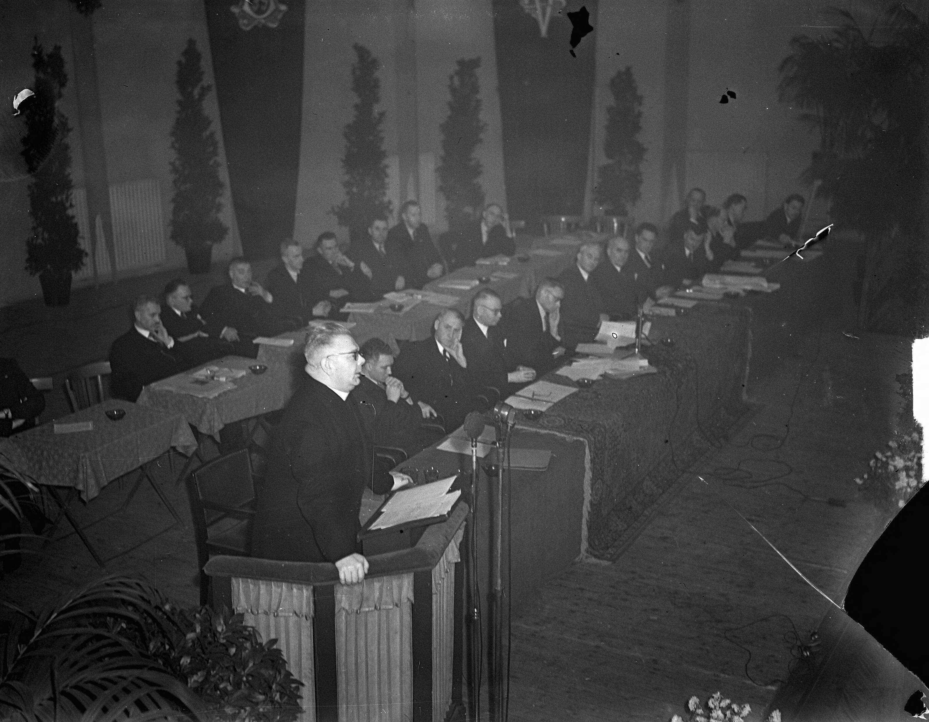 Fotocollectie Anefo — Congres KVP in "Tivoli" Utrecht — Foto: Noske, J.D. / Anefo. Licentie: Set B: Rechtenvrij / Publiek Domein. Bron: Nationaal Archief. http://hdl.handle.net/10648/a8c0f822-d0b4-102d-bcf8-003048976d84