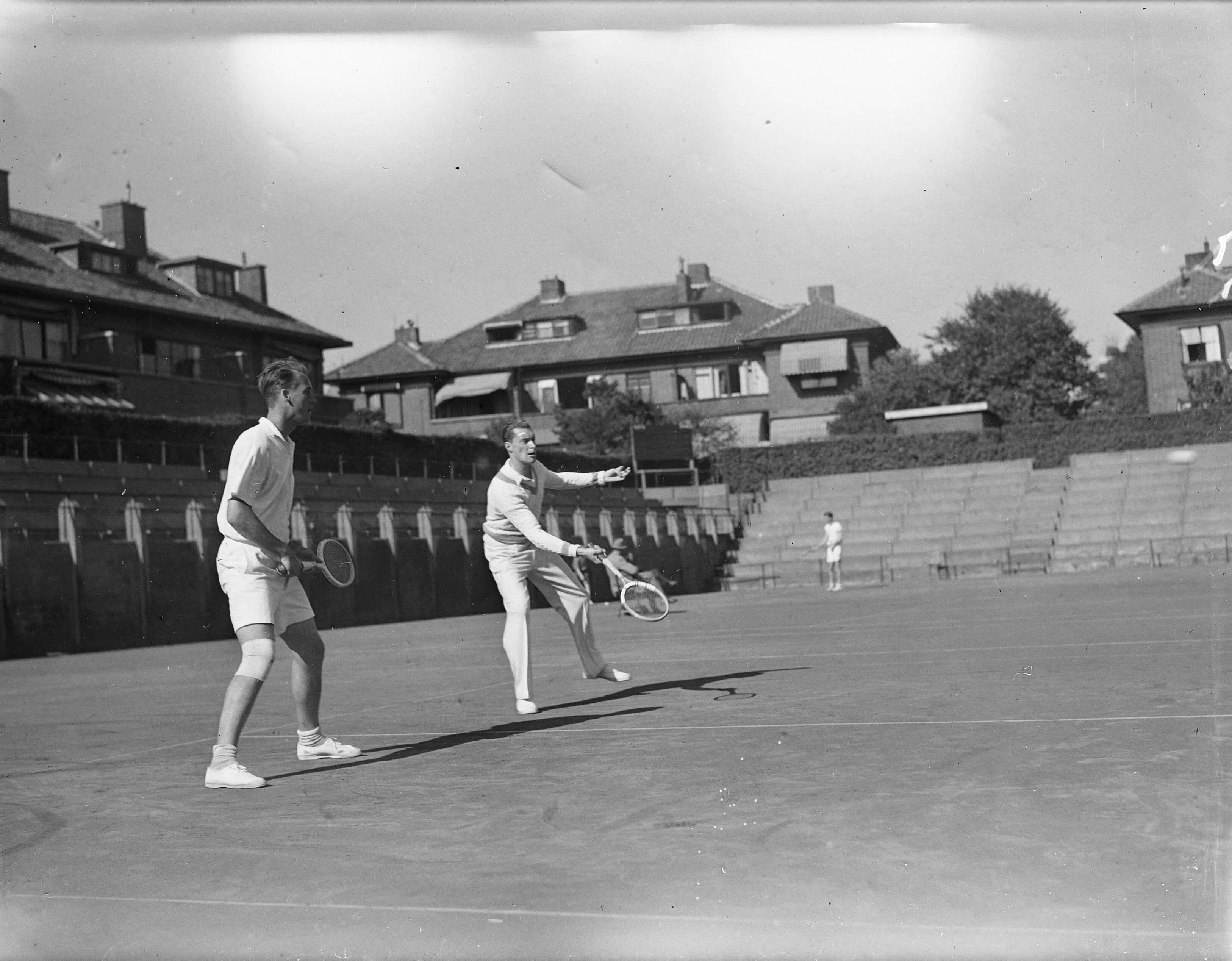 Fotocollectie Anefo — Nederlandse tenniskampioenschappen op de METS-banen te Scheveningen — Foto: Noske, J.D. / Anefo. Licentie: Set B: Rechtenvrij / Publiek Domein. Bron: Nationaal Archief. http://hdl.handle.net/10648/a8abe5cc-d0b4-102d-bcf8-003048976d84