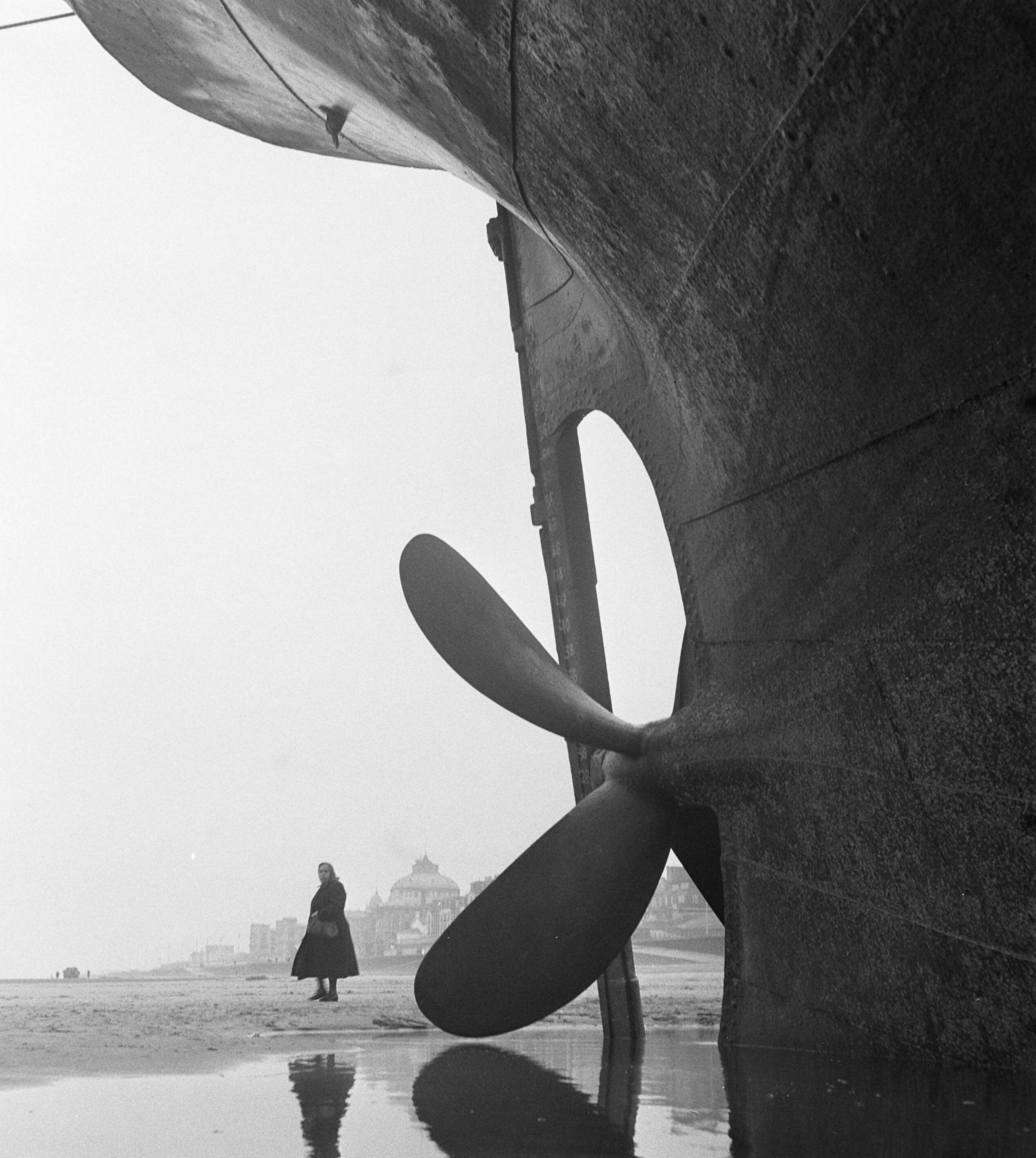 Fotocollectie Anefo — Tunesisch vrachtschip "Carthage" op Scheveningse strand [schroef van het schip] — Foto: Pot, Harry / Anefo. Licentie: Set B: Rechtenvrij / Publiek Domein. Bron: Nationaal Archief. http://hdl.handle.net/10648/a906f8d6-d0b4-102d-bcf8-003048976d84