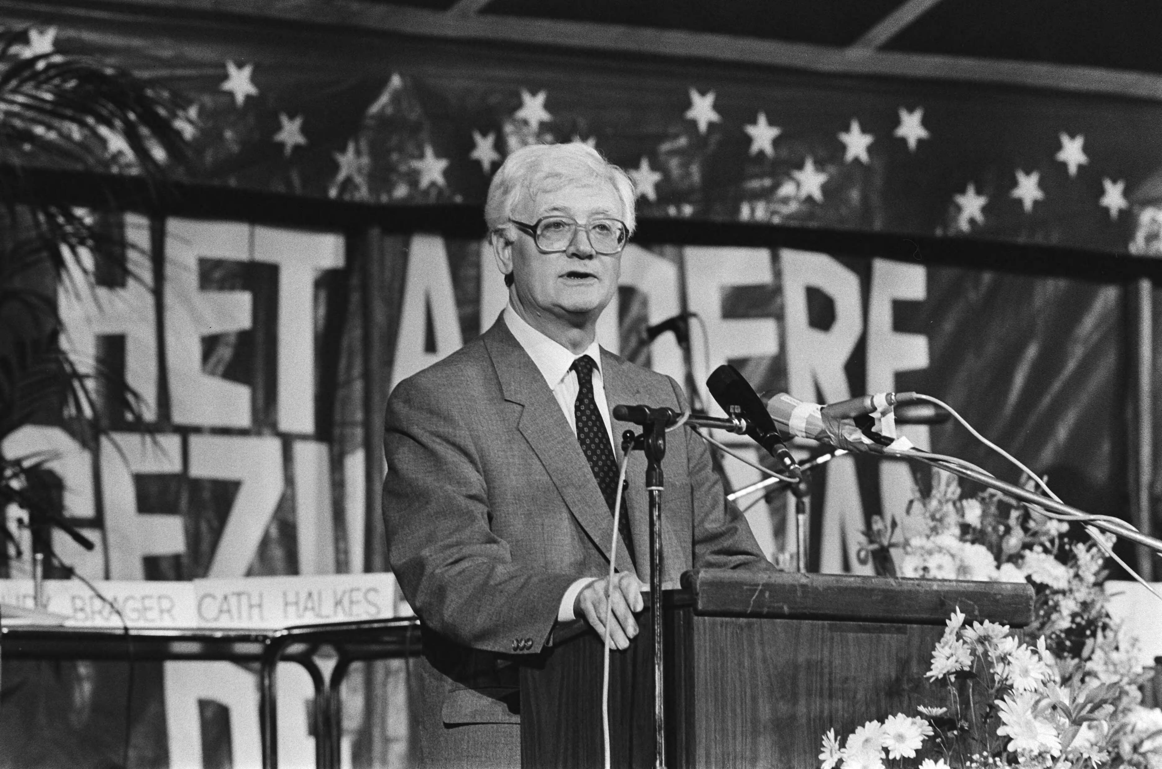 Fotocollectie Anefo — Manifestatie "Het andere gezicht van de kerk" op Malieveld te Den Haag i.v.m. komend Pausbezoek; prof. Schillebeeckx tijdens toespraak — Foto: Croes, Rob C. / Anefo. Licentie: Set B: Rechtenvrij / Publiek Domein. Bron: Nationaal Archief. http://hdl.handle.net/10648/ad4674c6-d0b4-102d-bcf8-003048976d84