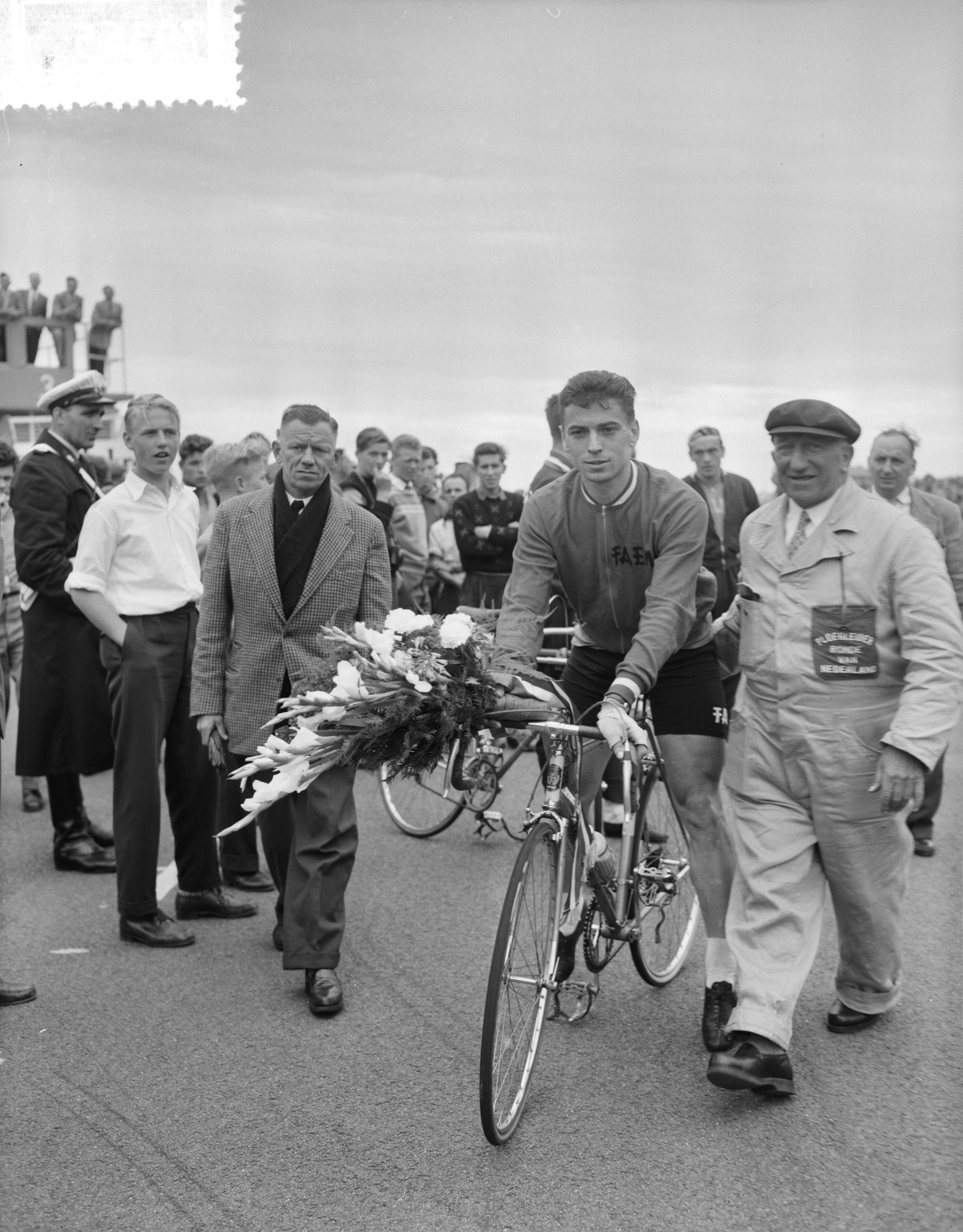 Fotocollectie Anefo — Ronde van Nederland. 3e etappe Leeuwarden-Zandvoort. Rick Van Looy, winnaar derde etappe. Na huldiging met zijn ploegleider op het circuit van Zandvoort — Foto: Bilsen, Joop van / Anefo. Licentie: Set B: Rechtenvrij / Publiek Domein. Bron: Nationaal Archief. http://hdl.handle.net/10648/a94d077c-d0b4-102d-bcf8-003048976d84