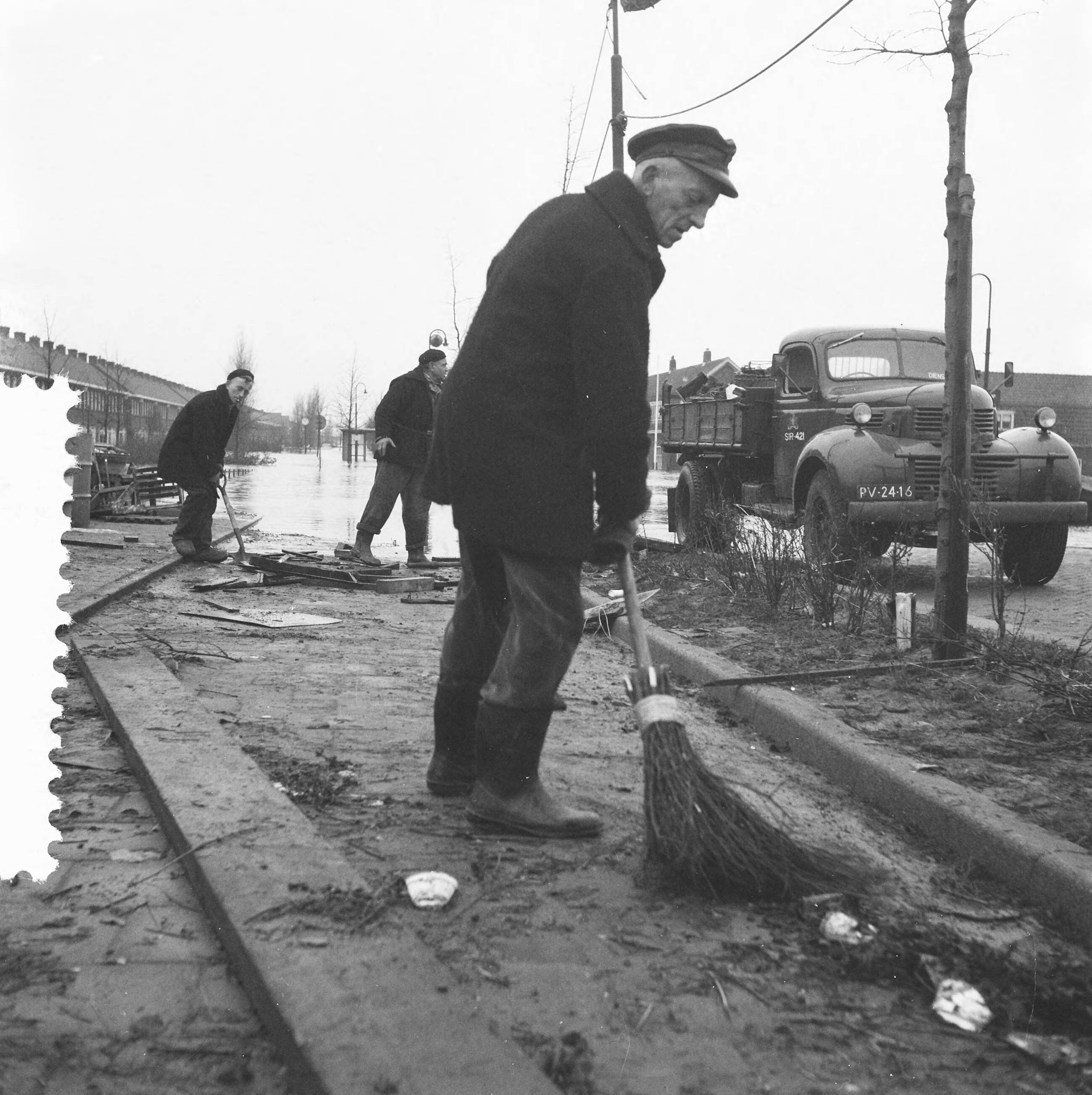 Fotocollectie Anefo — Ramp Tuindorp Oostzaan, eerste droogvalling — Foto: Pot, Harry / Anefo. Licentie: Set B: Rechtenvrij / Publiek Domein. Bron: Nationaal Archief. http://hdl.handle.net/10648/a9a61812-d0b4-102d-bcf8-003048976d84