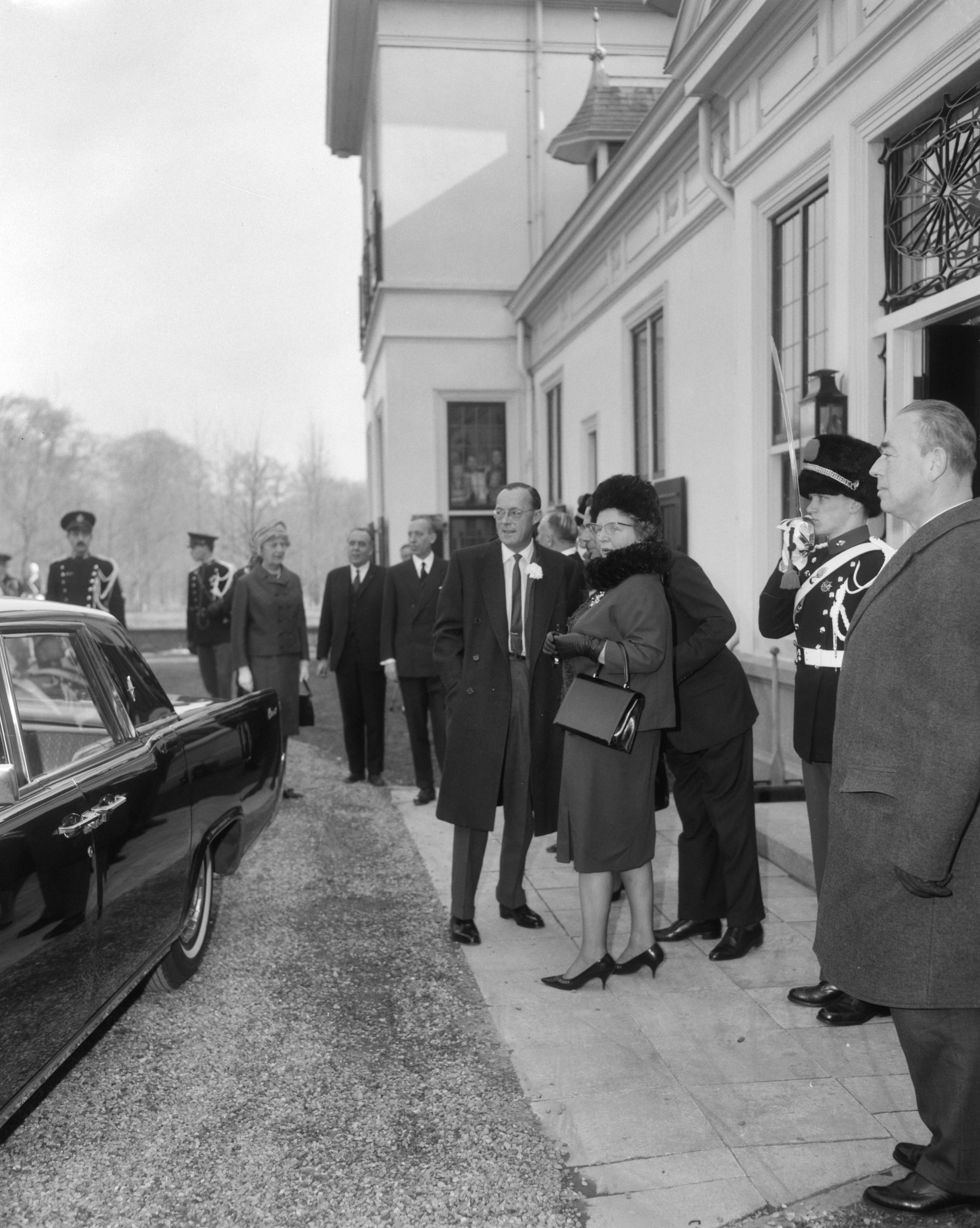 Verloofde paar prinses Margriet en Pieter van Vollenhoven in Den Haag — Verloofde paar in Den Haag, aankomst van koningin Juliana en prins Bernhard bij het Catshuis, waar zij werden begroet door minister-president Marijnen — Foto: Bilsen, Joop van / Anefo. Licentie: Set B: Rechtenvrij / Publiek Domein. Bron: Nationaal Archief. http://hdl.handle.net/10648/aa98af00-d0b4-102d-bcf8-003048976d84