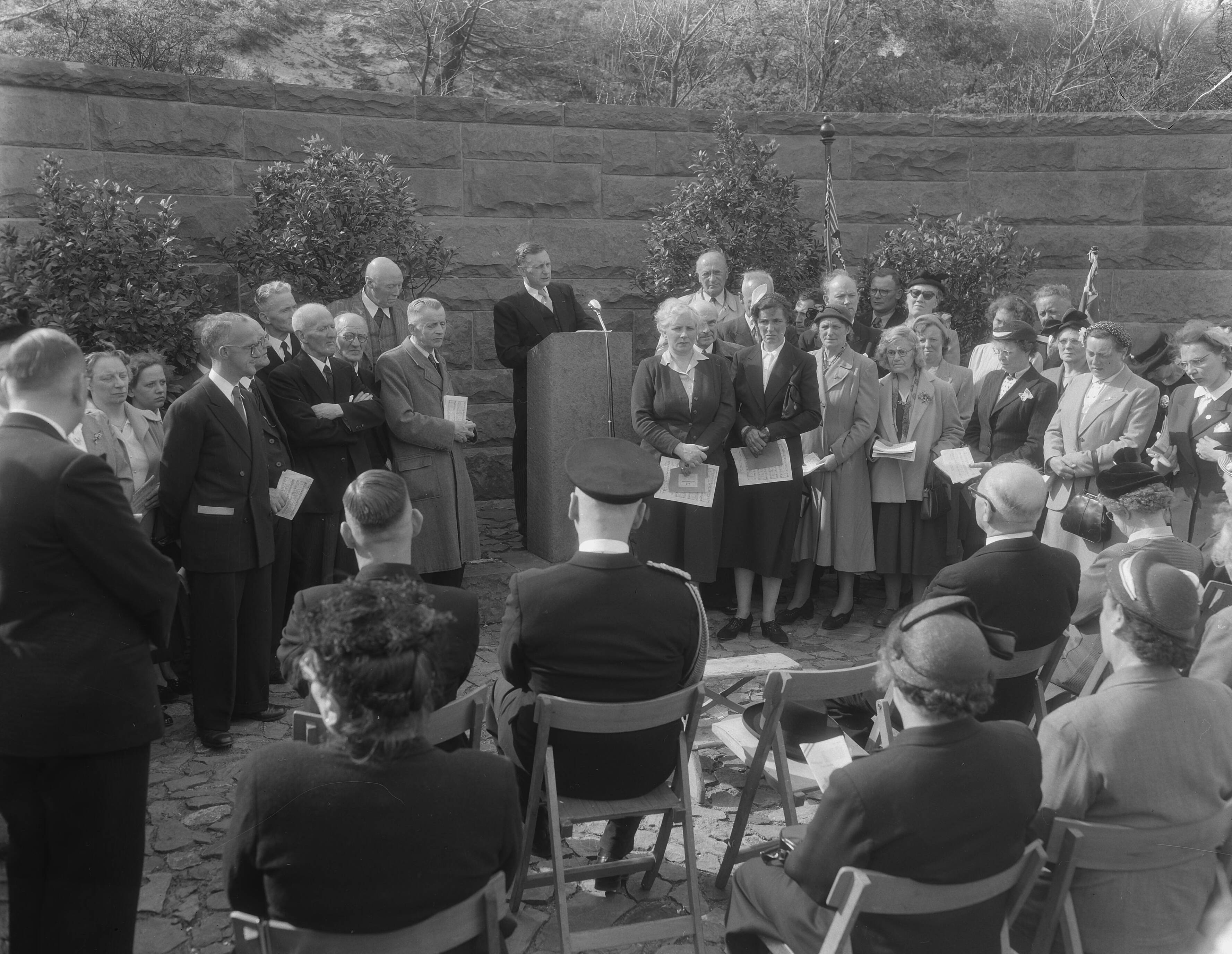 Herdenking op erebegraafplaats Overveen in aanwezigheid van minister J.G. Suurhoff — Foto: Duinen, G.W. van / Anefo. — Licentie: Set B: Rechtenvrij / Publiek Domein. Bron: Nationaal Archief. http://hdl.handle.net/10648/a921ae9c-d0b4-102d-bcf8-003048976d84