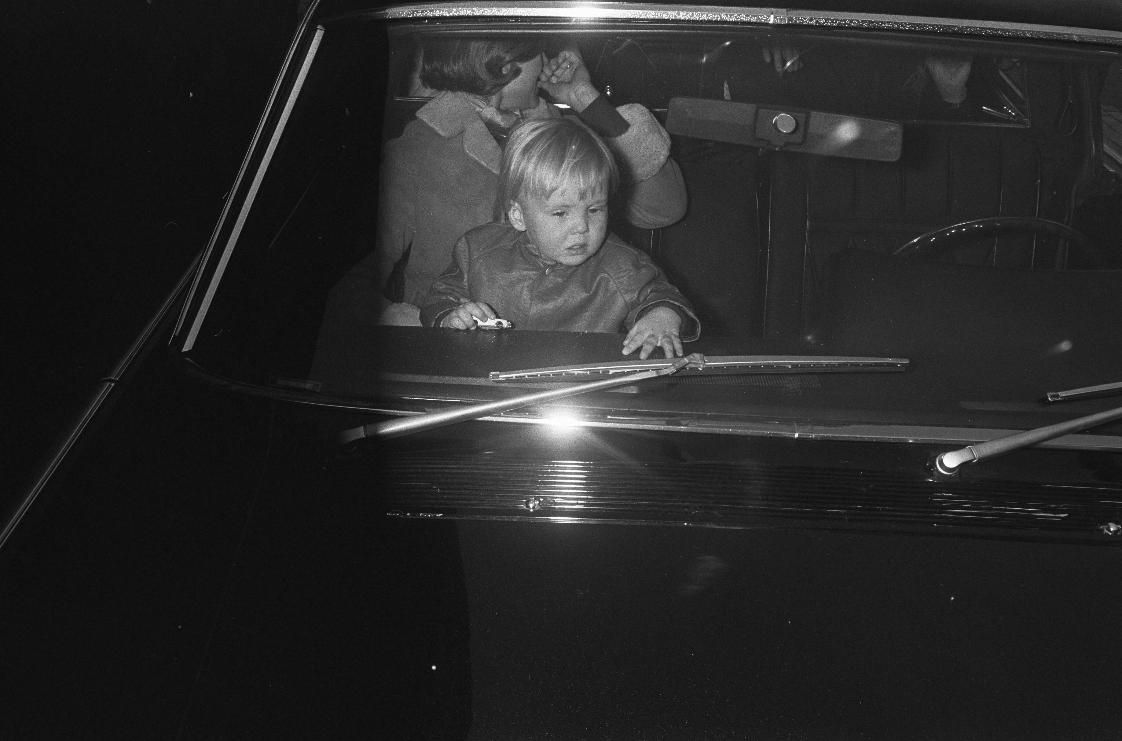 Fotocollectie Anefo — Koninklijke familie terug uit Lech, op station Baarn Prins Willem Alexander in auto — Foto: Koch, Eric / Anefo. Licentie: Set B: Rechtenvrij / Publiek Domein. Bron: Nationaal Archief. http://hdl.handle.net/10648/ab633f86-d0b4-102d-bcf8-003048976d84