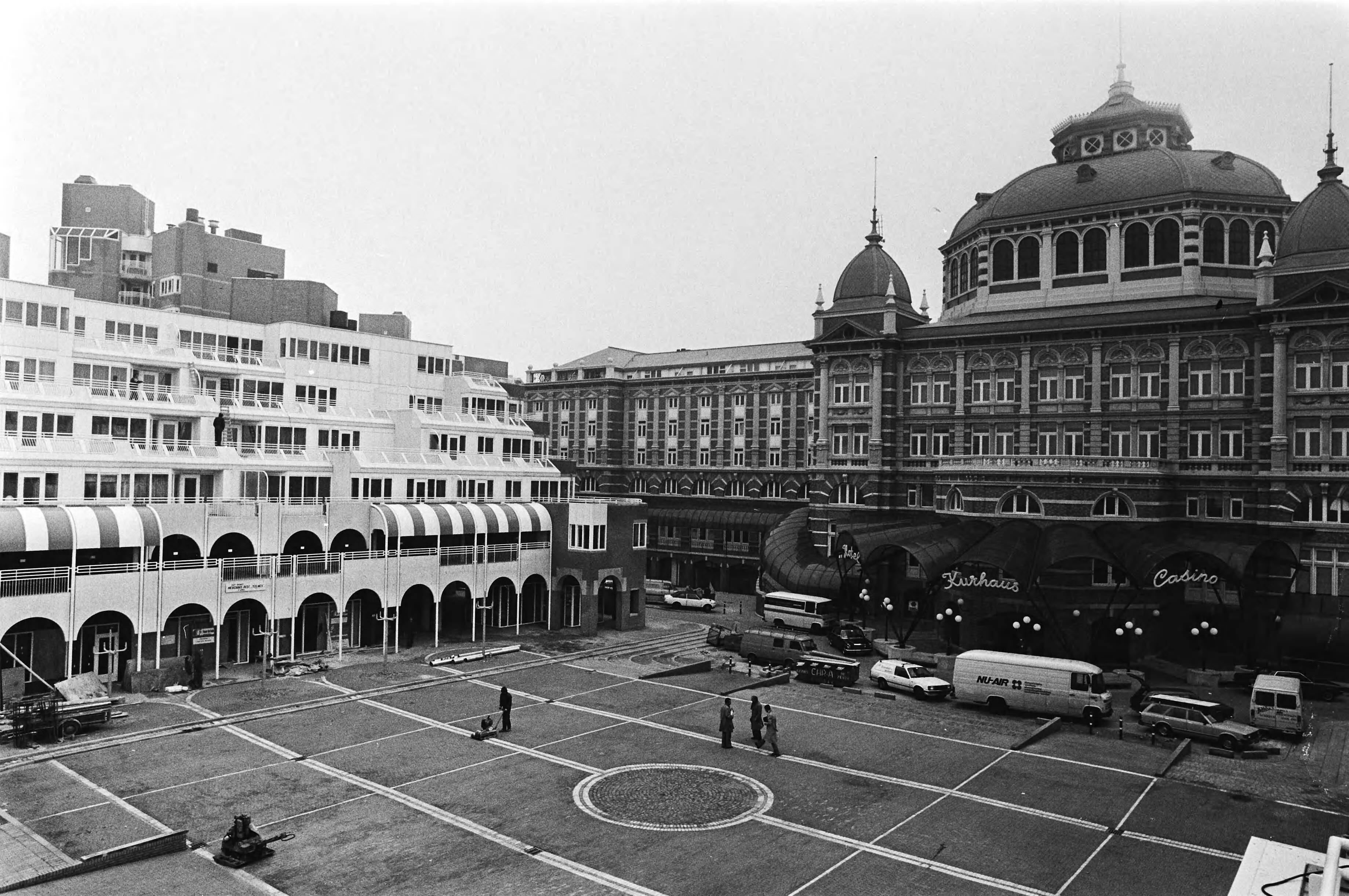 Fotocollectie Anefo — Heropening vernieuwde Gevers Deynootplein (bij Kurhaus) in Scheveningen, vernieuwde plein in Scheveningen — Foto: Antonisse, Marcel / Anefo. Licentie: Set B: Rechtenvrij / Publiek Domein. Bron: Nationaal Archief. http://hdl.handle.net/10648/acf8a16a-d0b4-102d-bcf8-003048976d84