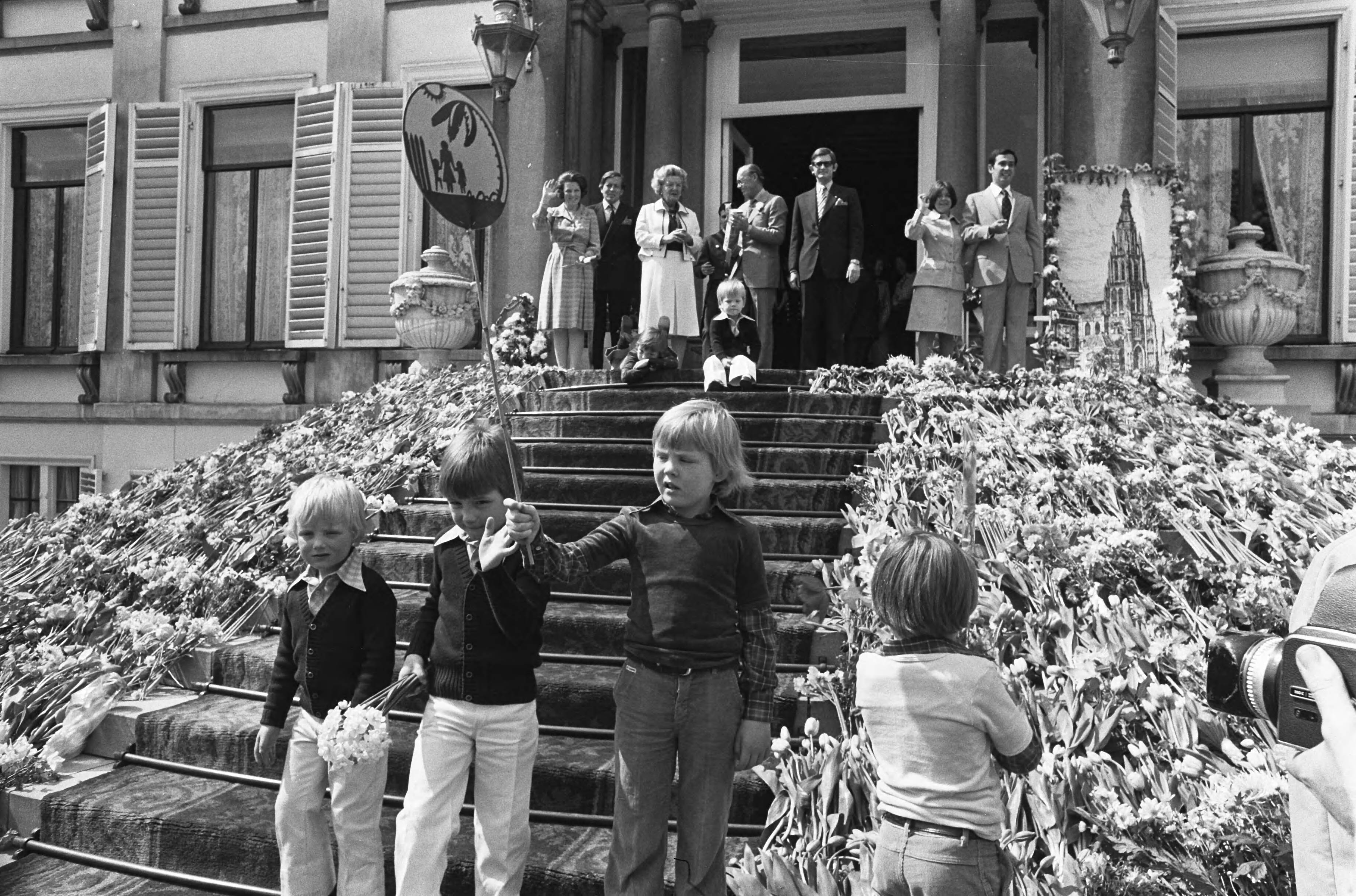Defilé Paleis Soestdijk — Prinsjes Bernhard, Maurits en Willem-Alexander, op de achtergrond leden van de koninklijke familie op het bordes — Foto: Verhoeff, Bert / Anefo. Licentie: Set B: Rechtenvrij / Publiek Domein. Bron: Nationaal Archief. http://hdl.handle.net/10648/ac679e90-d0b4-102d-bcf8-003048976d84