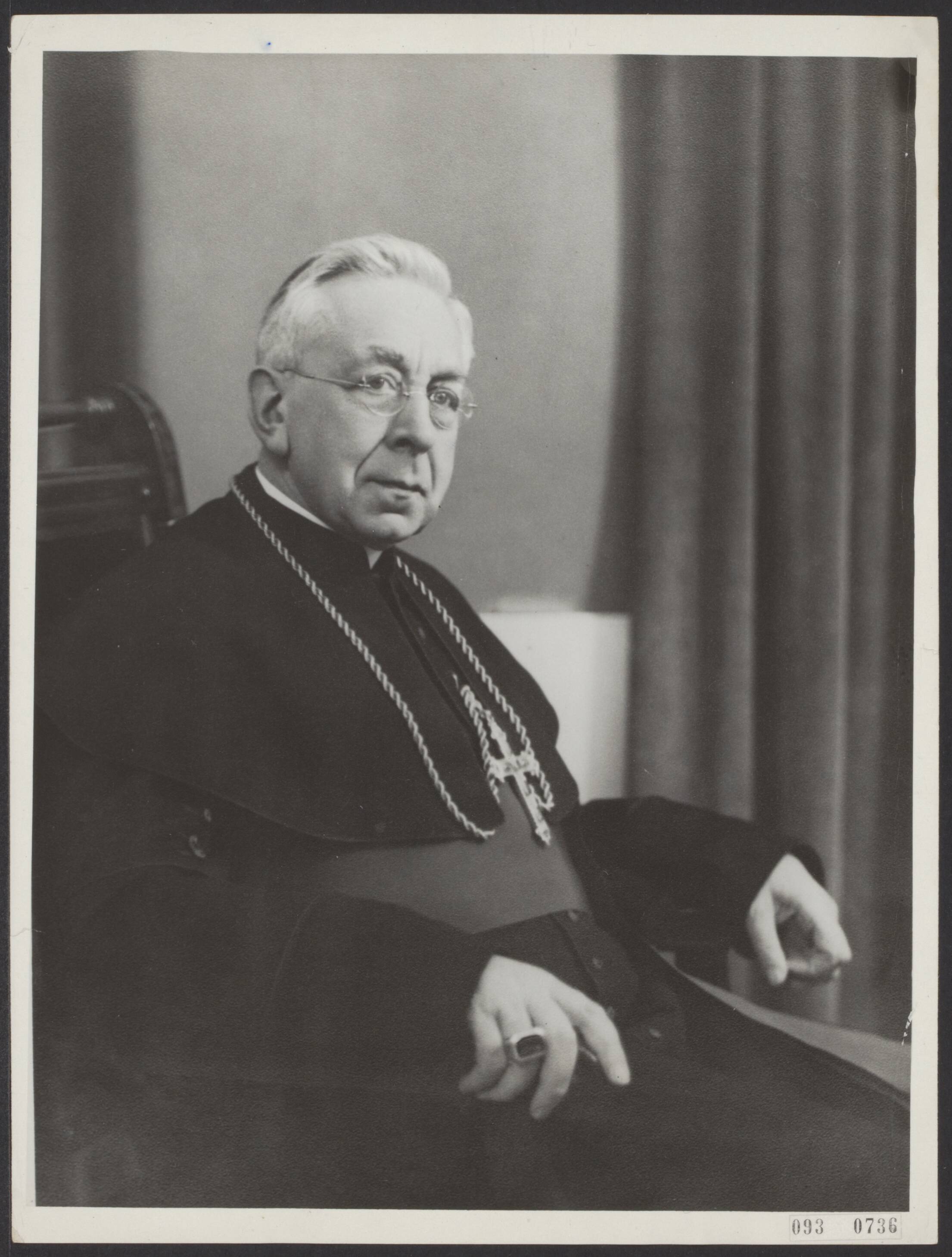 Fotocollectie Elsevier Binnenland — Mgr. J.P. Huibers, bisschop van Haarlem herdenkt a.s. woensdag 15 november zijn 75ste verjaardag — Foto: Fotograaf Onbekend / Anefo. Licentie: Set B: Rechtenvrij / Publiek Domein. Bron: Nationaal Archief. http://hdl.handle.net/10648/ae291dbc-d0b4-102d-bcf8-003048976d84