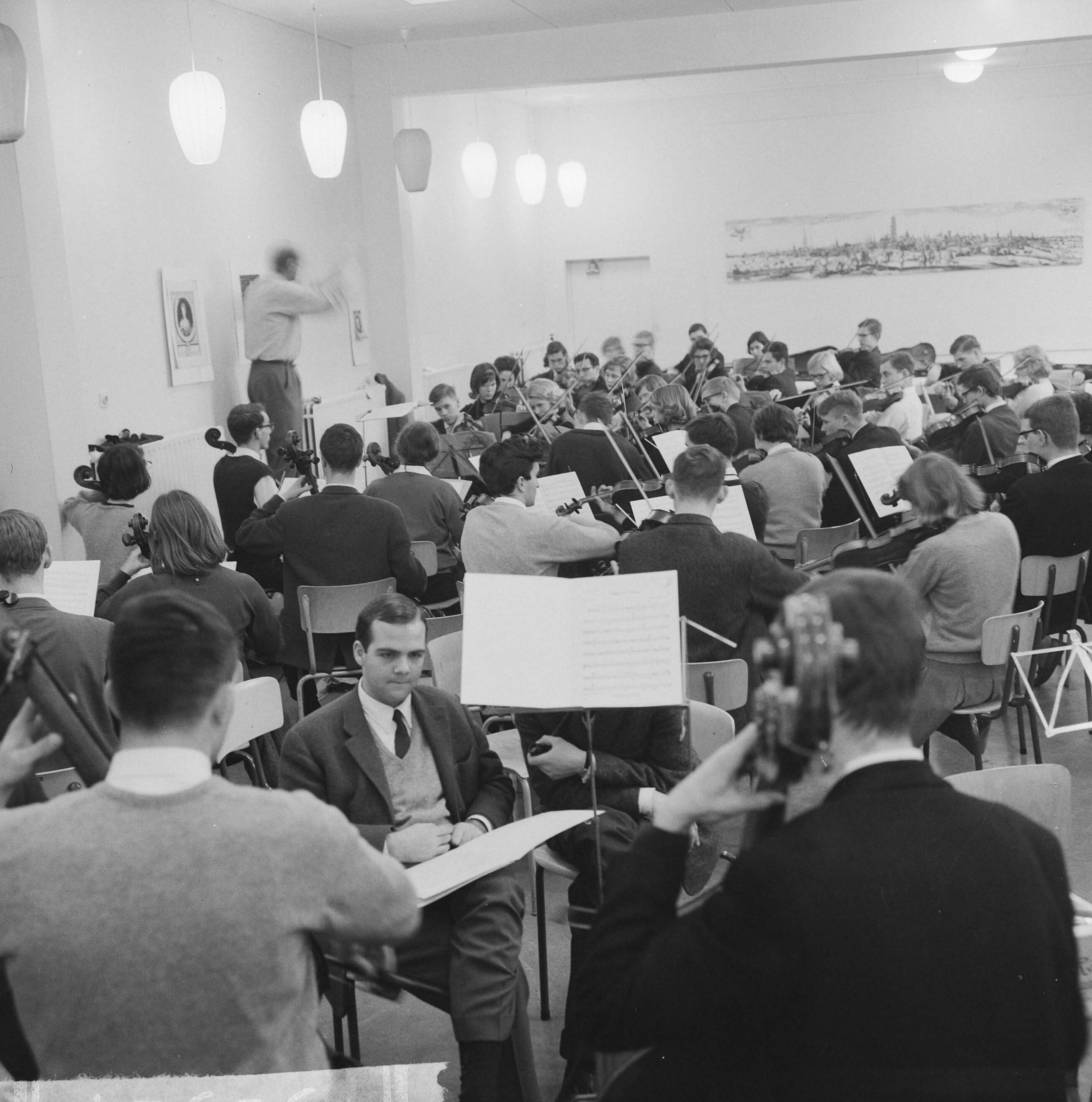 Fotocollectie Anefo — Opdracht Utrechts Studenten Orkest — Foto: Pot, Harry / Anefo. Licentie: Set B: Rechtenvrij / Publiek Domein. Bron: Nationaal Archief. http://hdl.handle.net/10648/aa5233c2-d0b4-102d-bcf8-003048976d84