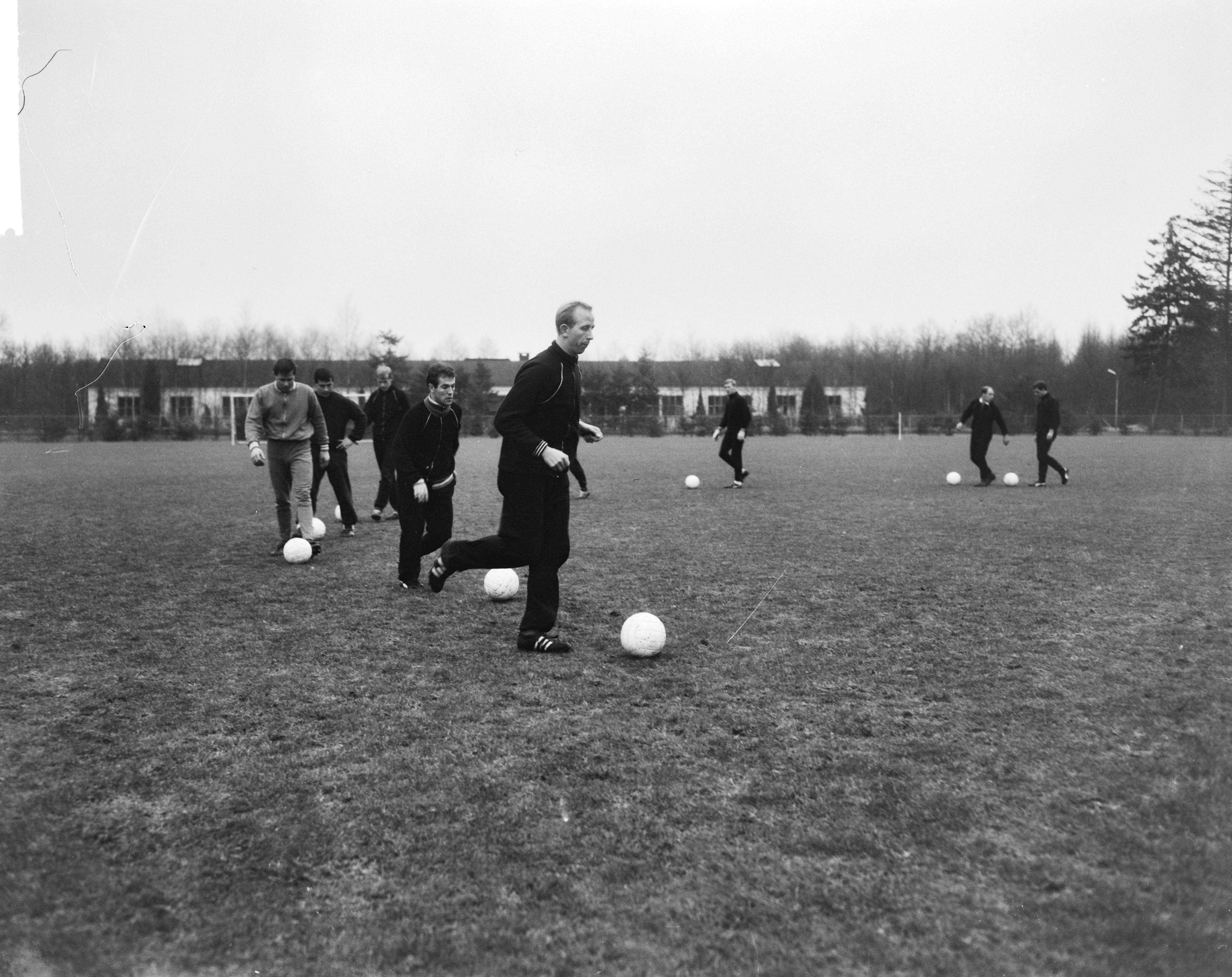 Fotocollectie Anefo — Training Nederlands elftal te Zeist, voorop Henk Groot, daarachter Bennie Muller, Rinus Israël, Theo Laseroms en Peter Kemper — Foto: Bilsen, Joop van / Anefo. Licentie: Set B: Rechtenvrij / Publiek Domein. Bron: Nationaal Archief. http://hdl.handle.net/10648/aa9b02a0-d0b4-102d-bcf8-003048976d84