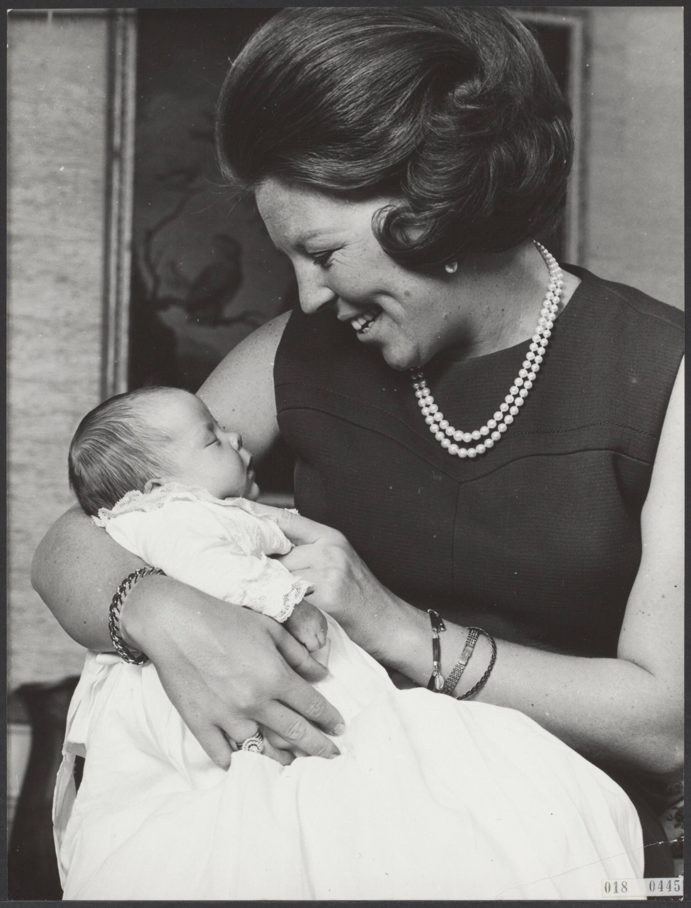 Fotocollectie Elsevier Binnenland — Prins Constantijn en zijn moeder prinses Beatrix op Kasteel Drakensteyn — Foto: Koot, Max / RVD. Licentie: Set B: Rechtenvrij / Publiek Domein. Bron: Nationaal Archief. http://hdl.handle.net/10648/adc242cc-d0b4-102d-bcf8-003048976d84