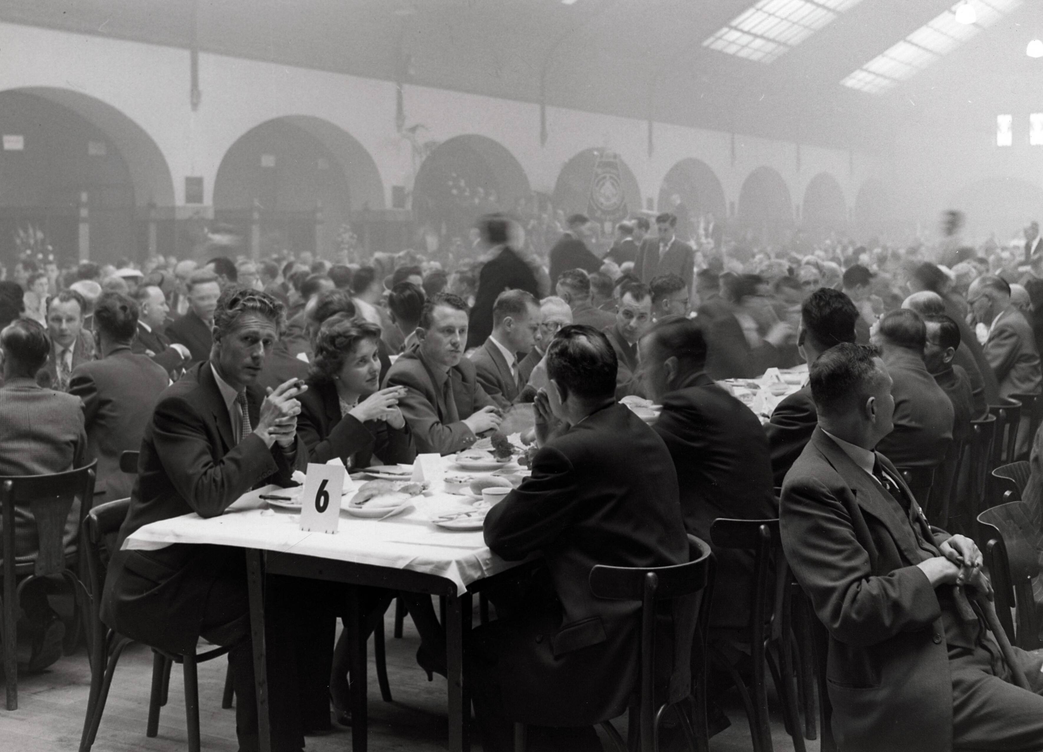 Collectie nader te bepalen — [50-jarig jubileum N.V. De Spaarnestad. Feestelijk ontbijt voor het personeel in het Krelagehuis te Haarlem] — Foto: Fotograaf Onbekend / Fotobureau onbekend / Spaarnestad Photo (05887). Licentie: Set B: Rechtenvrij / Publiek Domein. Bron: Nationaal Archief. http://hdl.handle.net/10648/35429da6-3a7f-a382-e063-6df0900a6686